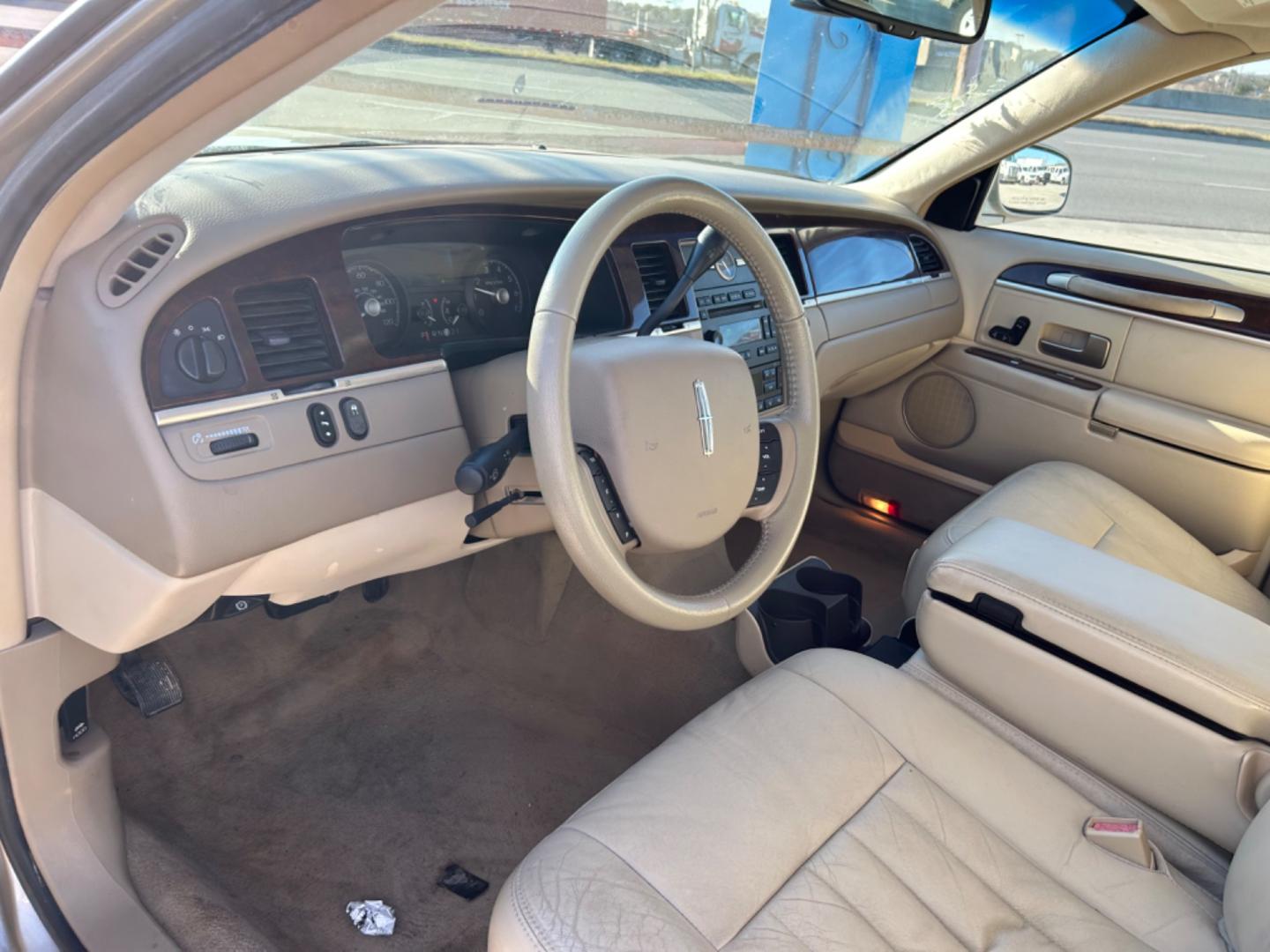 2007 Tan Lincoln Town Car Signature (1LNHM81V87Y) with an 4.6L V8 SOHC 16V FFV engine, 4-Speed Automatic Overdrive transmission, located at 1687 Business 35 S, New Braunfels, TX, 78130, (830) 625-7159, 29.655487, -98.051491 - Photo#8