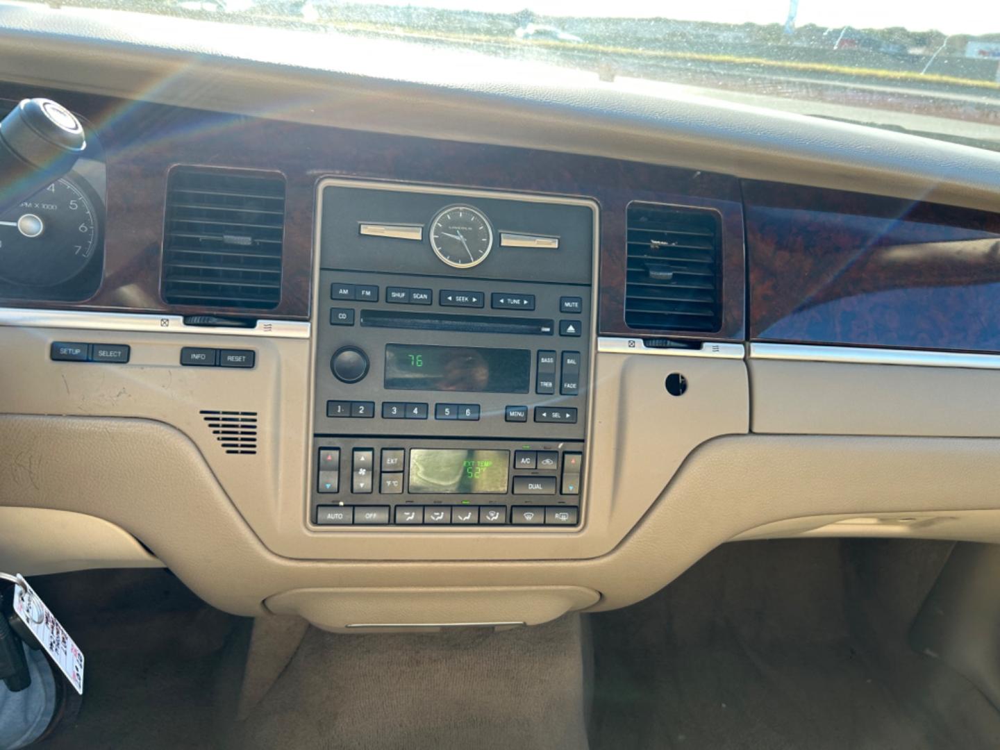 2007 Tan Lincoln Town Car Signature (1LNHM81V87Y) with an 4.6L V8 SOHC 16V FFV engine, 4-Speed Automatic Overdrive transmission, located at 1687 Business 35 S, New Braunfels, TX, 78130, (830) 625-7159, 29.655487, -98.051491 - Photo#10