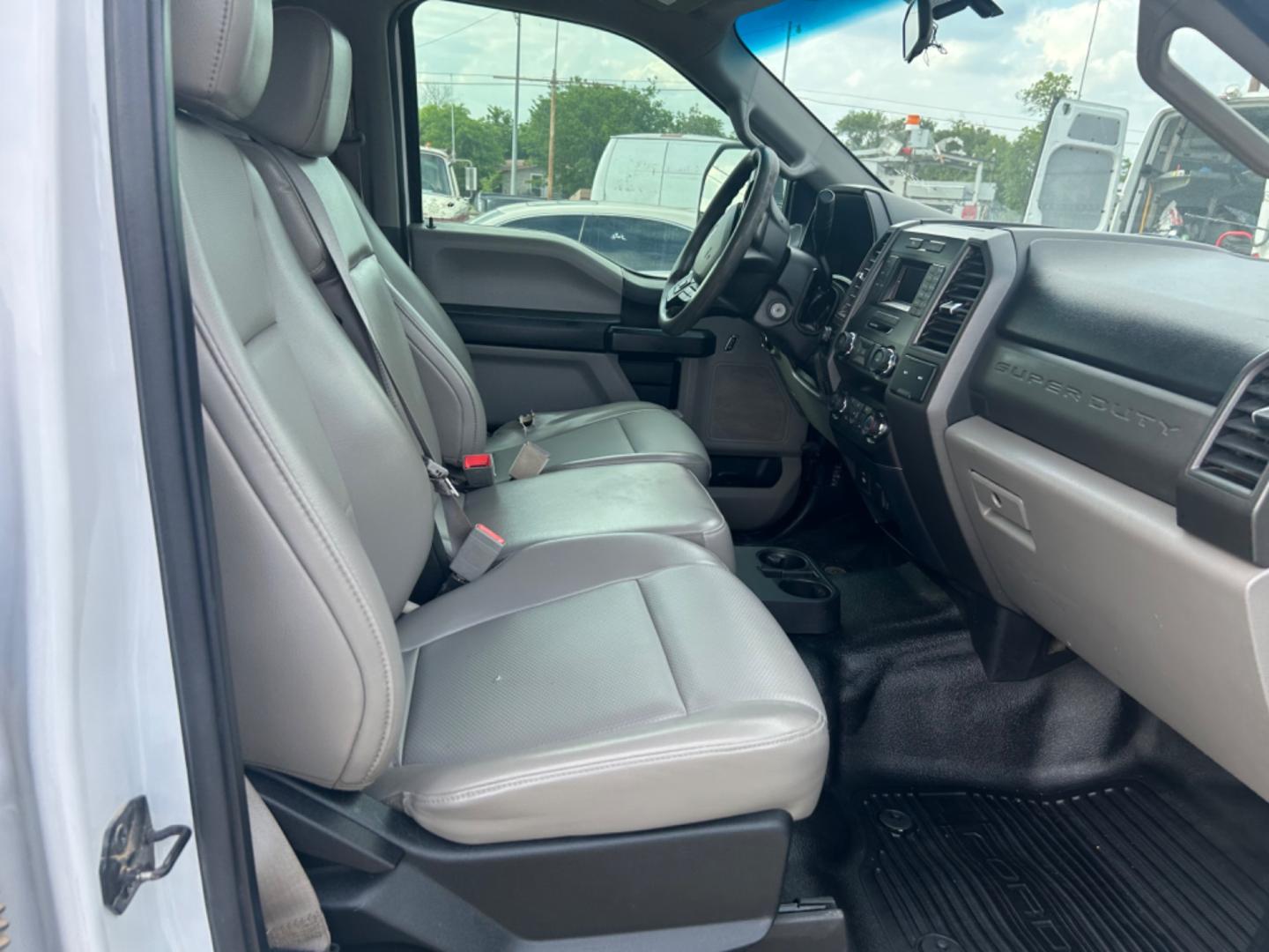 2019 White /Grey Ford F-250 SD XL Crew Cab 4WD (1FT7W2B67KE) with an 6.2L V8 OHV 16V engine, 6A transmission, located at 1687 Business 35 S, New Braunfels, TX, 78130, (830) 625-7159, 29.655487, -98.051491 - Photo#2