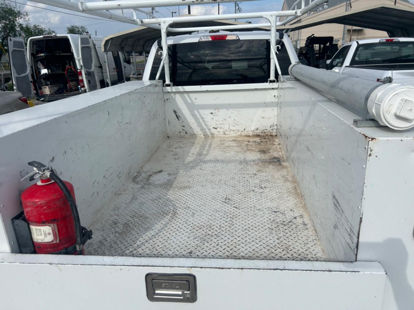 2019 White /Grey Ford F-250 SD XL Crew Cab 4WD (1FT7W2B67KE) with an 6.2L V8 OHV 16V engine, 6A transmission, located at 1687 Business 35 S, New Braunfels, TX, 78130, (830) 625-7159, 29.655487, -98.051491 - Photo#7