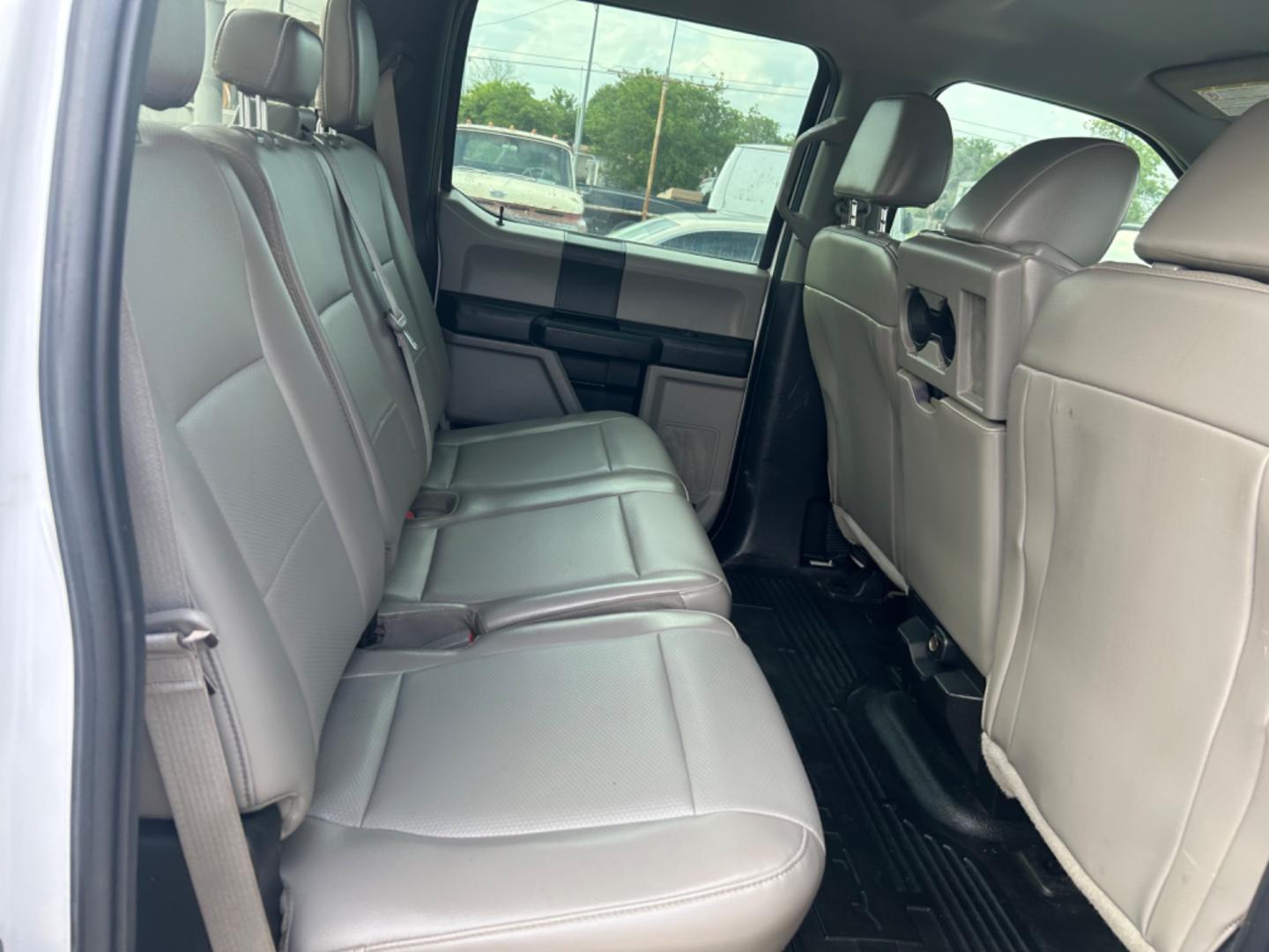 2019 White /Grey Ford F-250 SD XL Crew Cab 4WD (1FT7W2B67KE) with an 6.2L V8 OHV 16V engine, 6A transmission, located at 1687 Business 35 S, New Braunfels, TX, 78130, (830) 625-7159, 29.655487, -98.051491 - Photo#4