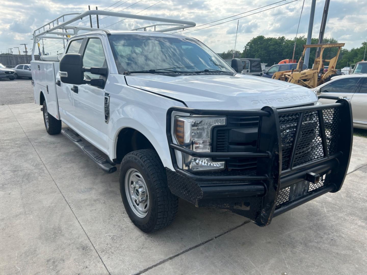 2019 White /Grey Ford F-250 SD XL Crew Cab 4WD (1FT7W2B67KE) with an 6.2L V8 OHV 16V engine, 6A transmission, located at 1687 Business 35 S, New Braunfels, TX, 78130, (830) 625-7159, 29.655487, -98.051491 - Photo#1