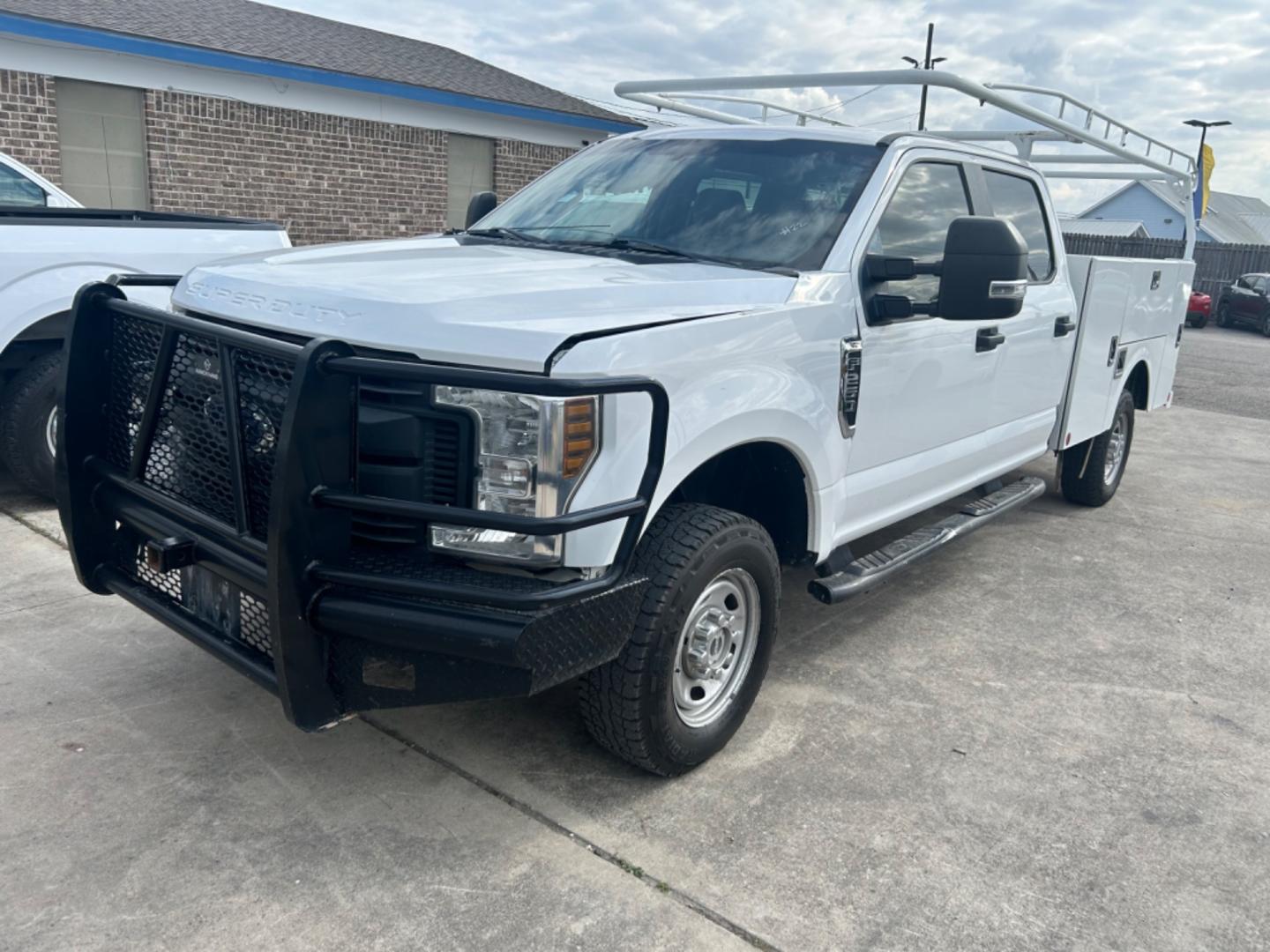 2019 White /Grey Ford F-250 SD XL Crew Cab 4WD (1FT7W2B67KE) with an 6.2L V8 OHV 16V engine, 6A transmission, located at 1687 Business 35 S, New Braunfels, TX, 78130, (830) 625-7159, 29.655487, -98.051491 - Photo#0