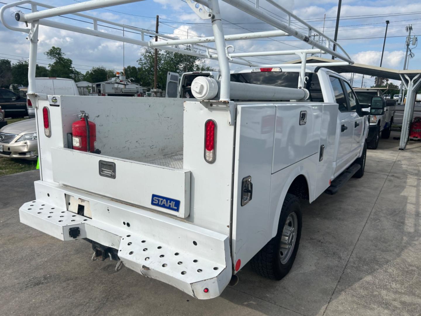 2019 White /Grey Ford F-250 SD XL Crew Cab 4WD (1FT7W2B67KE) with an 6.2L V8 OHV 16V engine, 6A transmission, located at 1687 Business 35 S, New Braunfels, TX, 78130, (830) 625-7159, 29.655487, -98.051491 - Photo#6