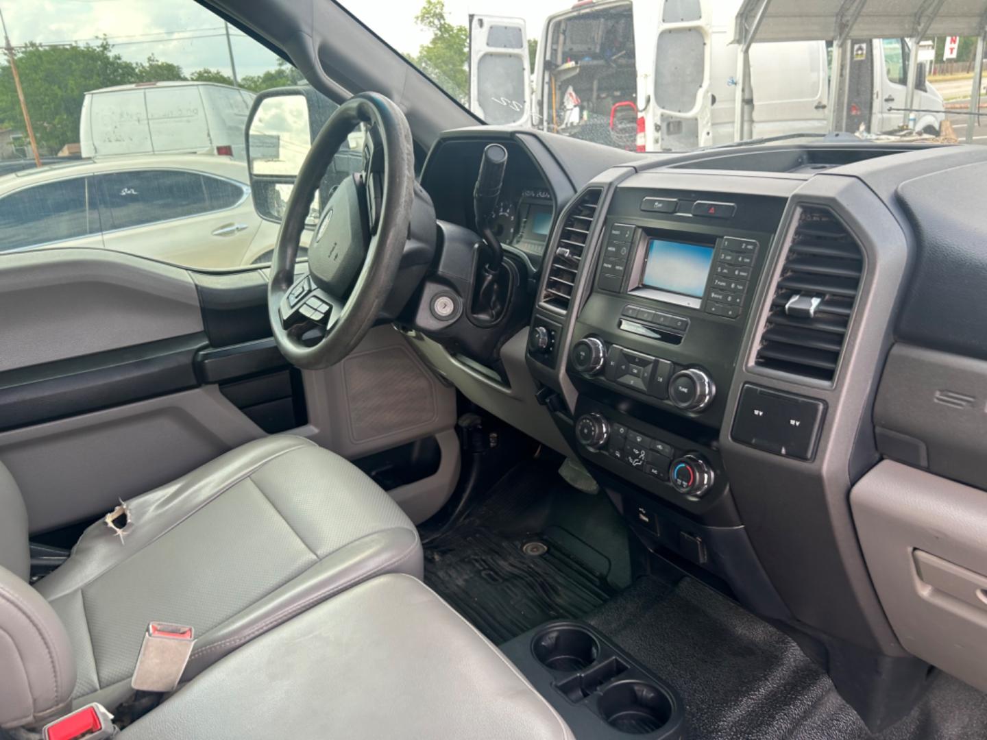 2019 White /Grey Ford F-250 SD XL Crew Cab 4WD (1FT7W2B67KE) with an 6.2L V8 OHV 16V engine, 6A transmission, located at 1687 Business 35 S, New Braunfels, TX, 78130, (830) 625-7159, 29.655487, -98.051491 - Photo#3