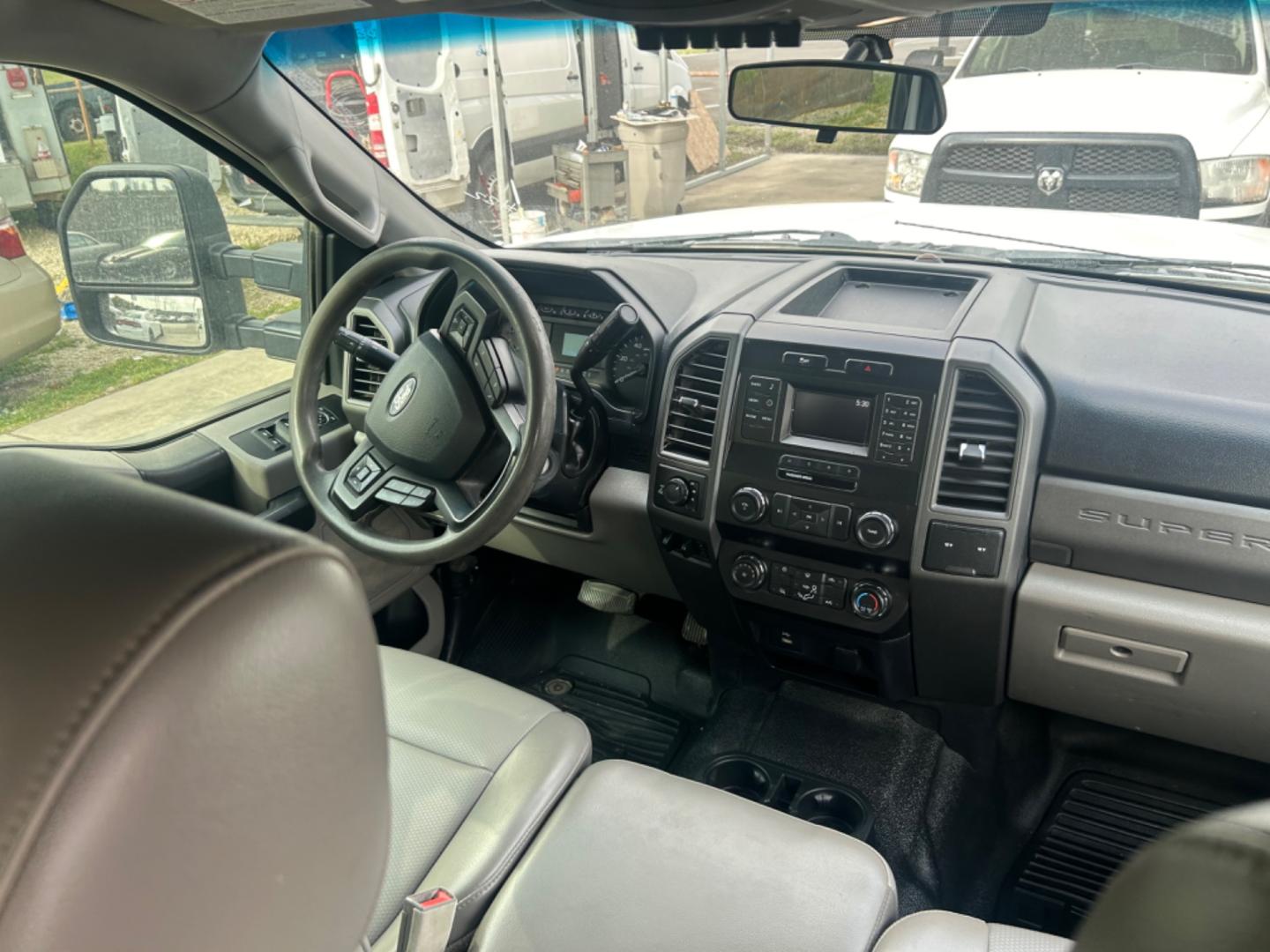 2019 White /Grey Ford F-250 SD XL Crew Cab 4WD (1FT7W2B67KE) with an 6.2L V8 OHV 16V engine, 6A transmission, located at 1687 Business 35 S, New Braunfels, TX, 78130, (830) 625-7159, 29.655487, -98.051491 - Photo#5