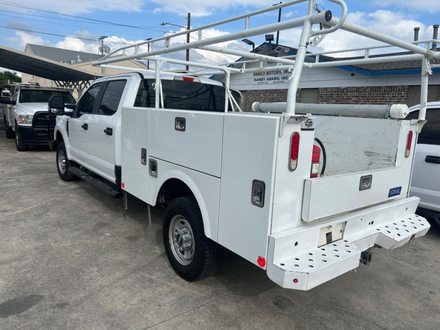 2019 White /Grey Ford F-250 SD XL Crew Cab 4WD (1FT7W2B67KE) with an 6.2L V8 OHV 16V engine, 6A transmission, located at 1687 Business 35 S, New Braunfels, TX, 78130, (830) 625-7159, 29.655487, -98.051491 - Photo#8