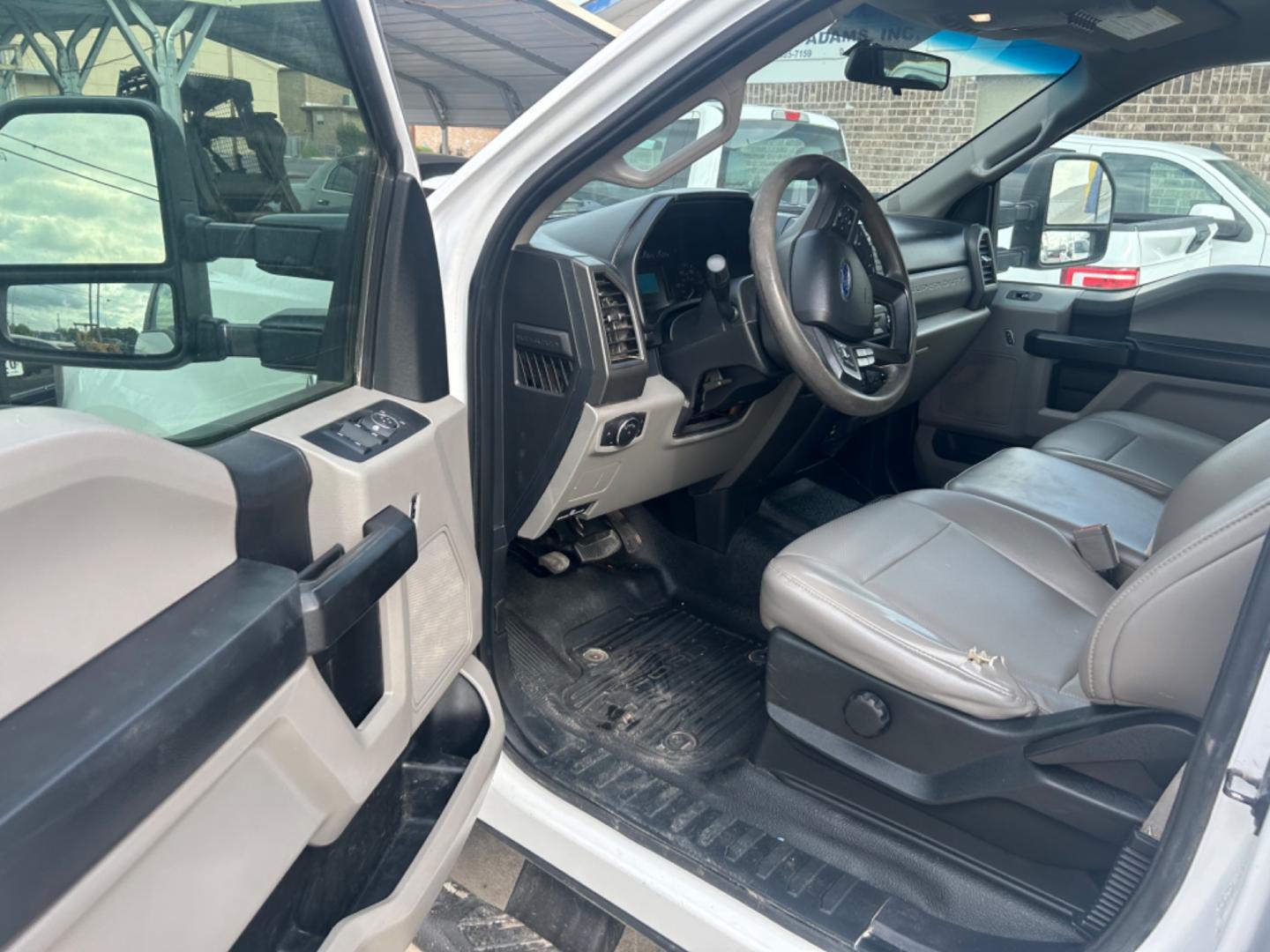 2019 White /Grey Ford F-250 SD XL Crew Cab 4WD (1FT7W2B67KE) with an 6.2L V8 OHV 16V engine, 6A transmission, located at 1687 Business 35 S, New Braunfels, TX, 78130, (830) 625-7159, 29.655487, -98.051491 - Photo#10