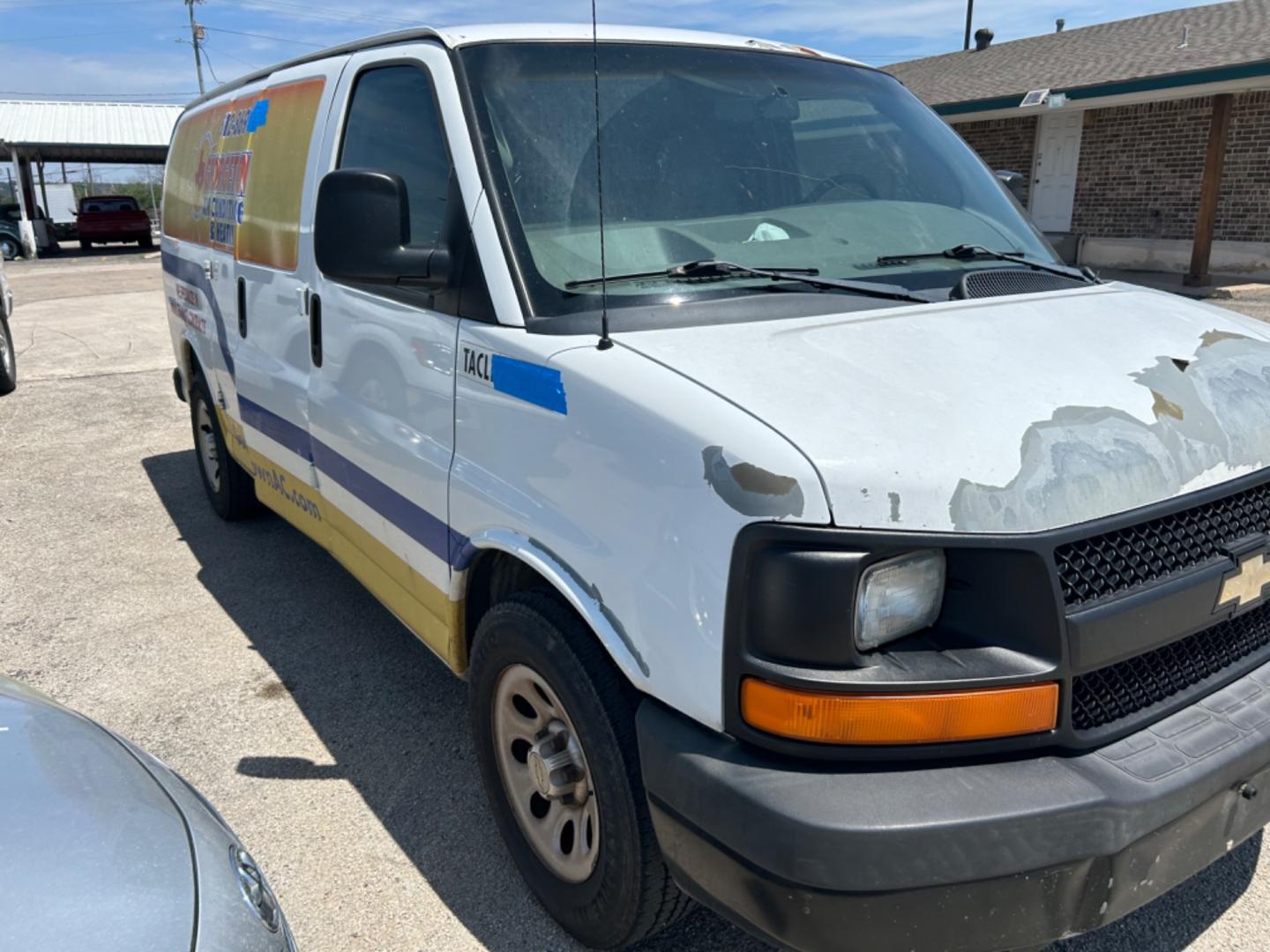 2012 White Chevrolet Express 1500 Cargo (1GCSGAFX8C1) with an 4.3L V6 OHV 12V engine, 4-Speed Automatic transmission, located at 1687 Business 35 S, New Braunfels, TX, 78130, (830) 625-7159, 29.655487, -98.051491 - Photo#1