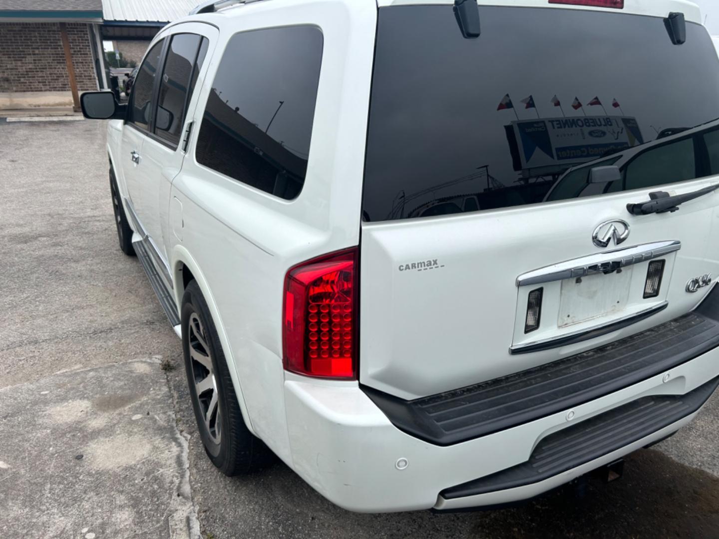 2010 White Infiniti QX56 RWD (5N3ZA0NFXAN) with an 5.6L V8 DOHC 32V engine, 5-Speed Automatic transmission, located at 1687 Business 35 S, New Braunfels, TX, 78130, (830) 625-7159, 29.655487, -98.051491 - Photo#7