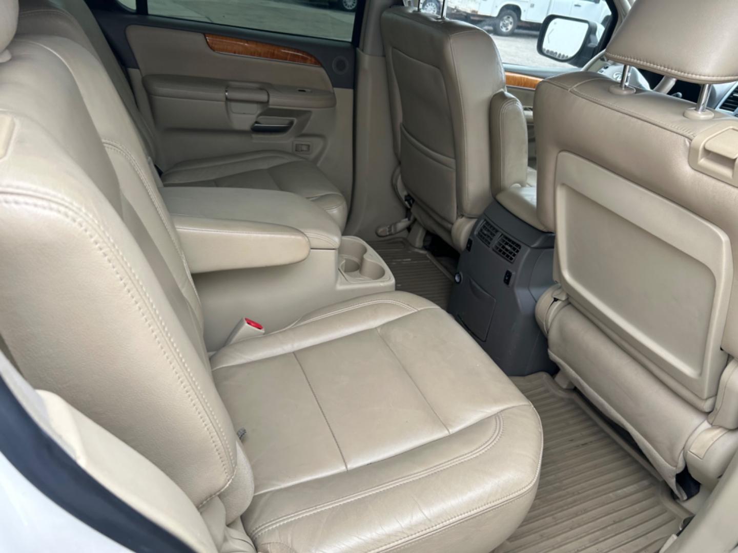 2010 White Infiniti QX56 RWD (5N3ZA0NFXAN) with an 5.6L V8 DOHC 32V engine, 5-Speed Automatic transmission, located at 1687 Business 35 S, New Braunfels, TX, 78130, (830) 625-7159, 29.655487, -98.051491 - Photo#4