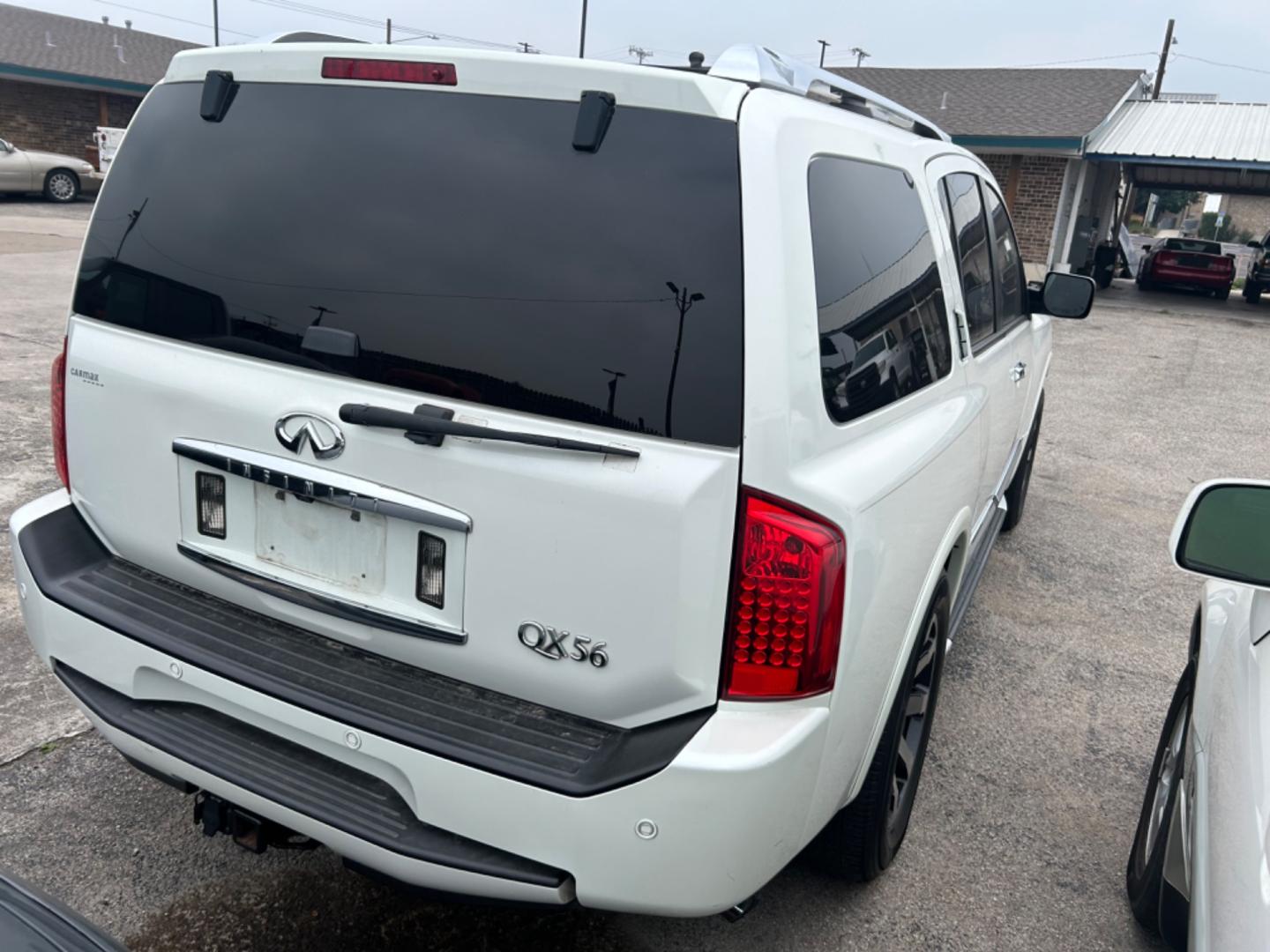 2010 White Infiniti QX56 RWD (5N3ZA0NFXAN) with an 5.6L V8 DOHC 32V engine, 5-Speed Automatic transmission, located at 1687 Business 35 S, New Braunfels, TX, 78130, (830) 625-7159, 29.655487, -98.051491 - Photo#6