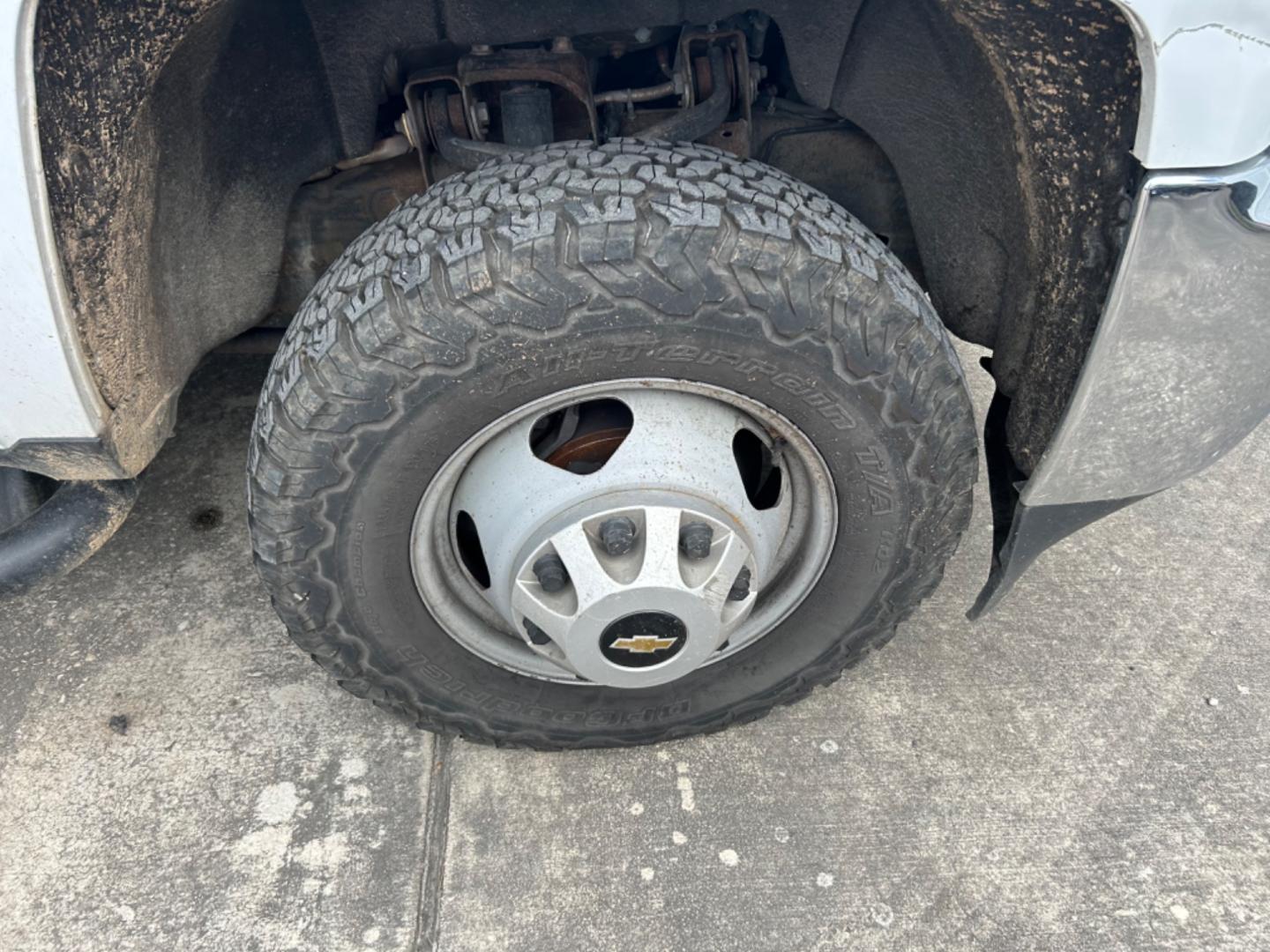 2019 White Chevrolet Silverado 3500HD Work Truck Crew Cab 4WD (1GB4KVCY5KF) with an 6.6L V8 OHV 32V TURBO DIESEL engine, 6A transmission, located at 1687 Business 35 S, New Braunfels, TX, 78130, (830) 625-7159, 29.655487, -98.051491 - Photo#2