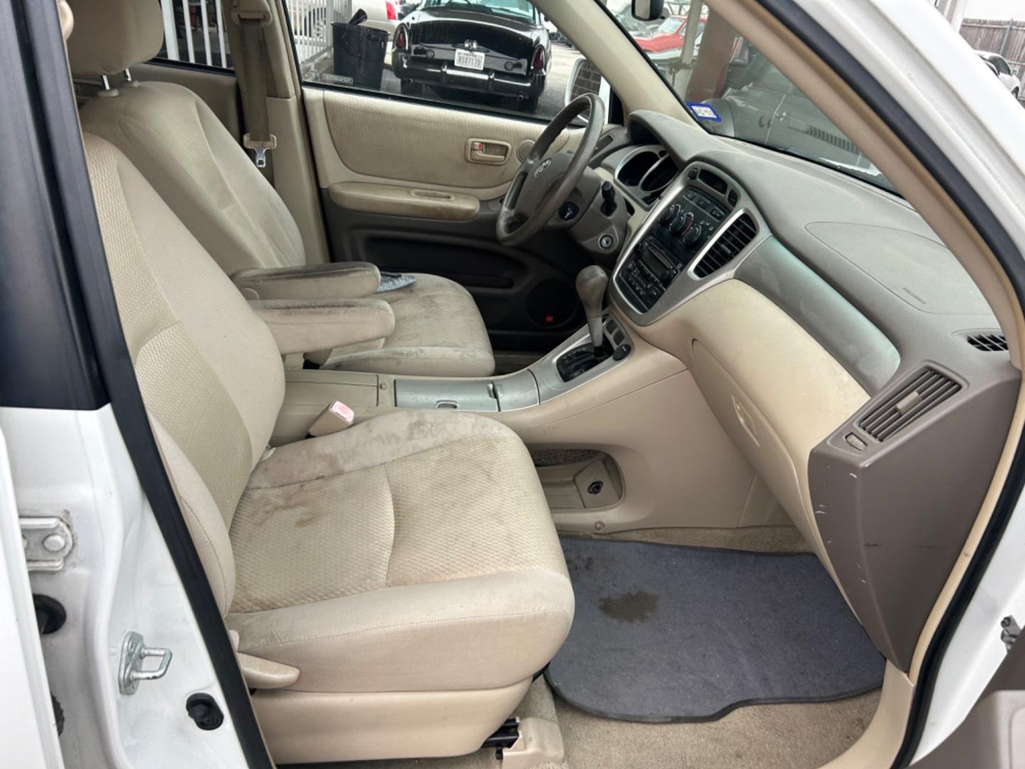 2005 White Toyota Highlander (JTEDP21A350) , located at 1687 Business 35 S, New Braunfels, TX, 78130, (830) 625-7159, 29.655487, -98.051491 - Photo#5