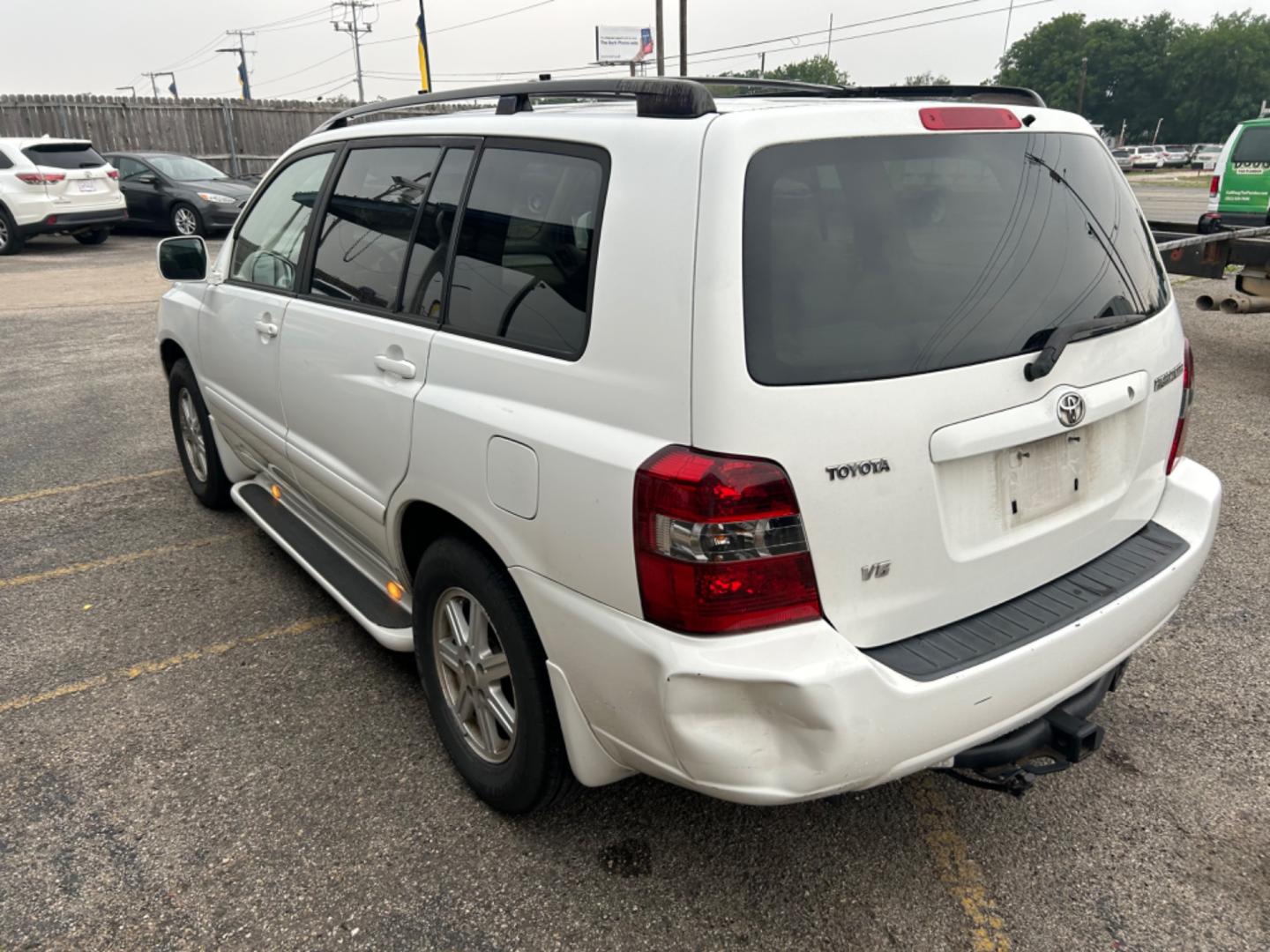 2005 White Toyota Highlander (JTEDP21A350) , located at 1687 Business 35 S, New Braunfels, TX, 78130, (830) 625-7159, 29.655487, -98.051491 - Photo#1