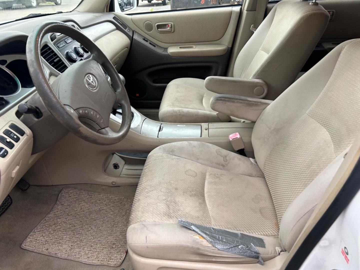 2005 White Toyota Highlander (JTEDP21A350) , located at 1687 Business 35 S, New Braunfels, TX, 78130, (830) 625-7159, 29.655487, -98.051491 - Photo#4