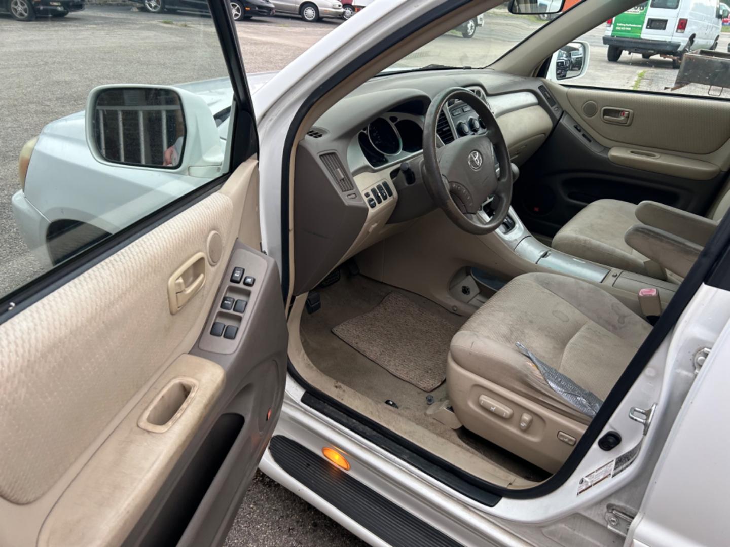 2005 White Toyota Highlander (JTEDP21A350) , located at 1687 Business 35 S, New Braunfels, TX, 78130, (830) 625-7159, 29.655487, -98.051491 - Photo#3