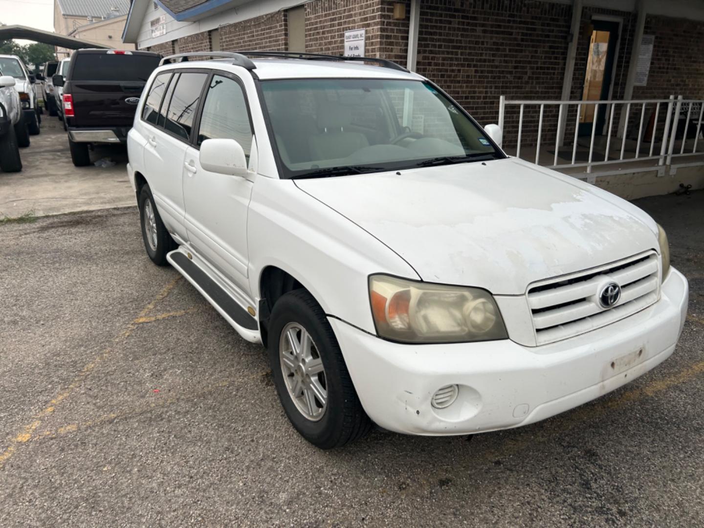 2005 White Toyota Highlander (JTEDP21A350) , located at 1687 Business 35 S, New Braunfels, TX, 78130, (830) 625-7159, 29.655487, -98.051491 - Photo#2