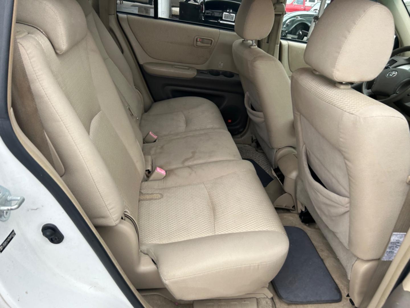 2005 White Toyota Highlander (JTEDP21A350) , located at 1687 Business 35 S, New Braunfels, TX, 78130, (830) 625-7159, 29.655487, -98.051491 - Photo#6