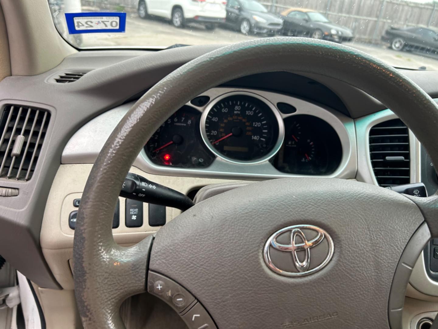 2005 White Toyota Highlander (JTEDP21A350) , located at 1687 Business 35 S, New Braunfels, TX, 78130, (830) 625-7159, 29.655487, -98.051491 - Photo#12