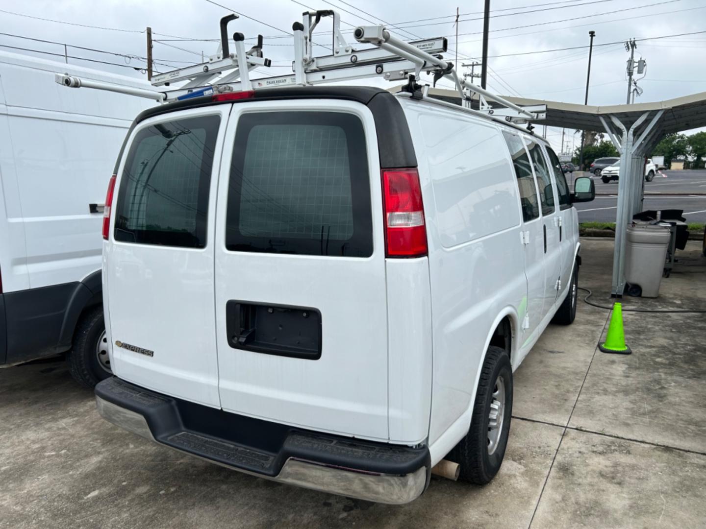 2019 White /Gray Chevrolet Express 2500 Cargo (1GCWGAFP6K1) with an 4.3L V6 engine, 6A transmission, located at 1687 Business 35 S, New Braunfels, TX, 78130, (830) 625-7159, 29.655487, -98.051491 - Photo#7