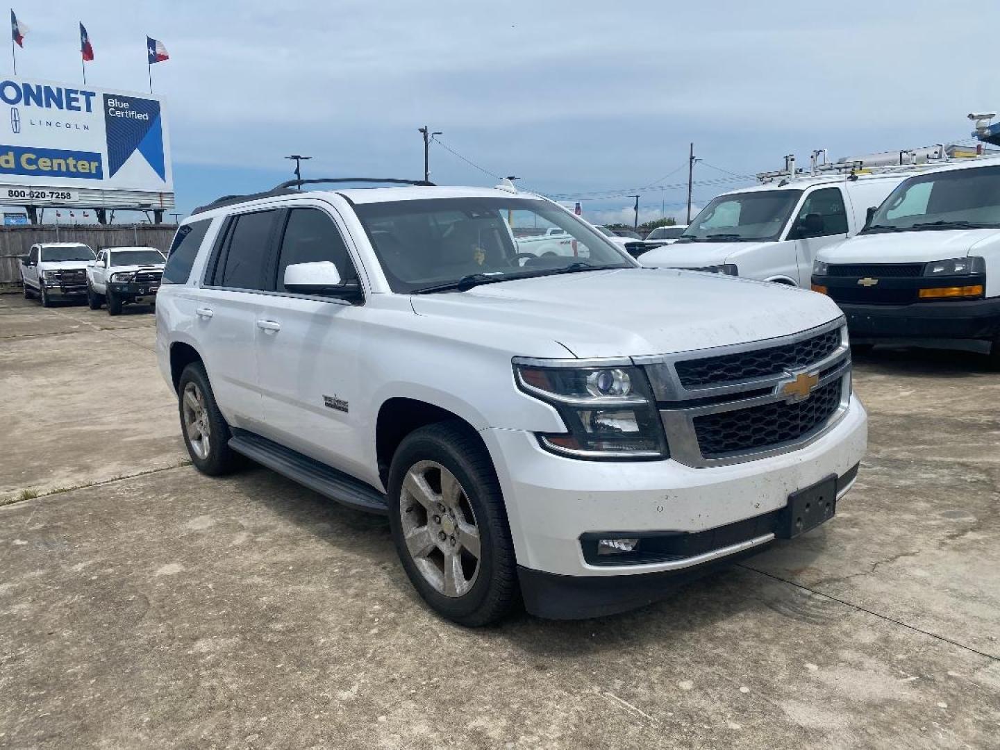 2017 White /Tan Chevrolet Tahoe LT (1GNSCBKC6HR) with an 5.3L V8 F OHV 16V engine, Automatic transmission, located at 1687 Business 35 S, New Braunfels, TX, 78130, (830) 625-7159, 29.655487, -98.051491 - Photo#6