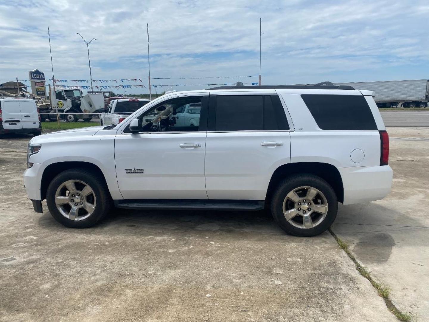 2017 White /Tan Chevrolet Tahoe LT (1GNSCBKC6HR) with an 5.3L V8 F OHV 16V engine, Automatic transmission, located at 1687 Business 35 S, New Braunfels, TX, 78130, (830) 625-7159, 29.655487, -98.051491 - Photo#1