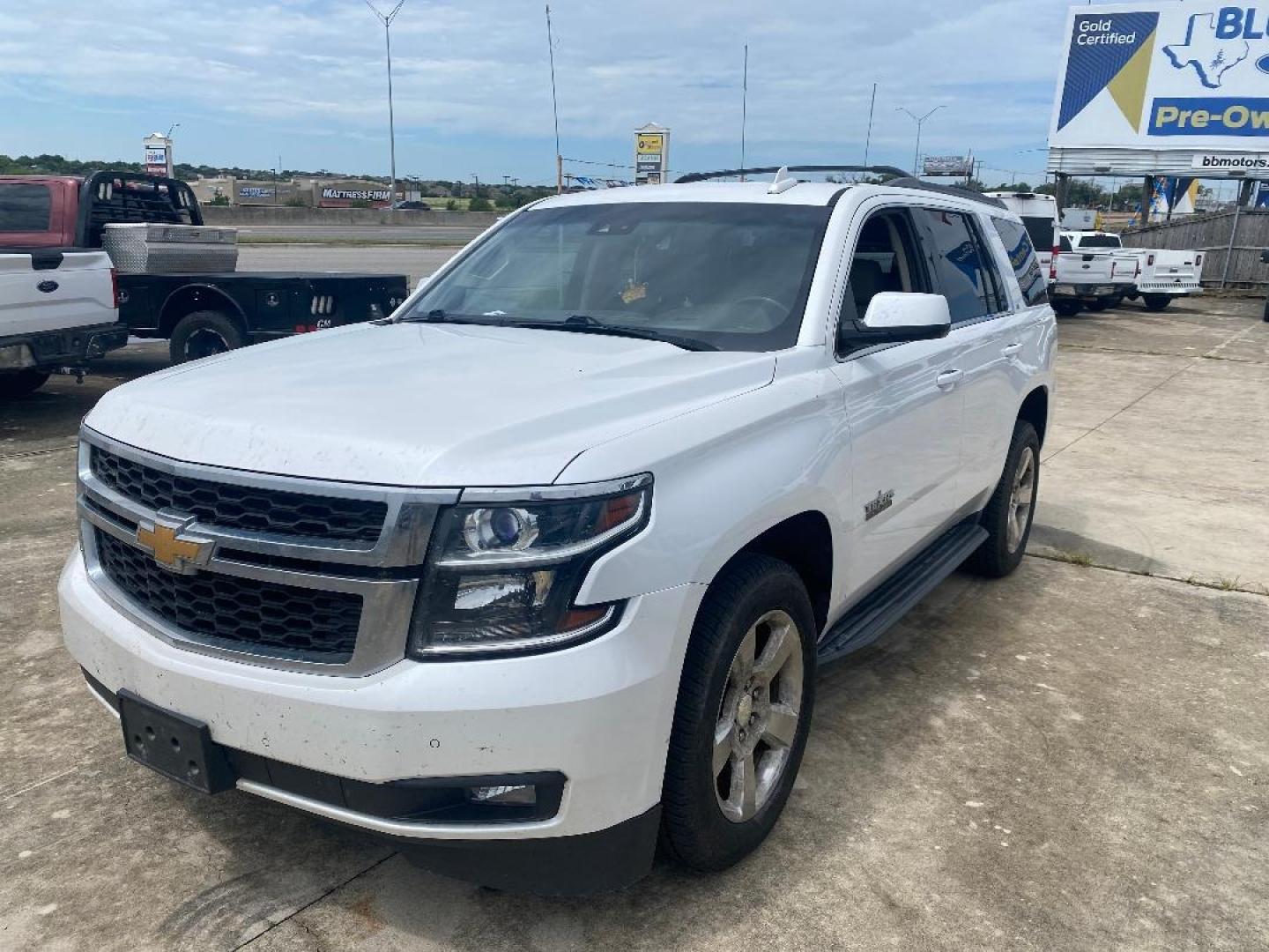 2017 White /Tan Chevrolet Tahoe LT (1GNSCBKC6HR) with an 5.3L V8 F OHV 16V engine, Automatic transmission, located at 1687 Business 35 S, New Braunfels, TX, 78130, (830) 625-7159, 29.655487, -98.051491 - Photo#0