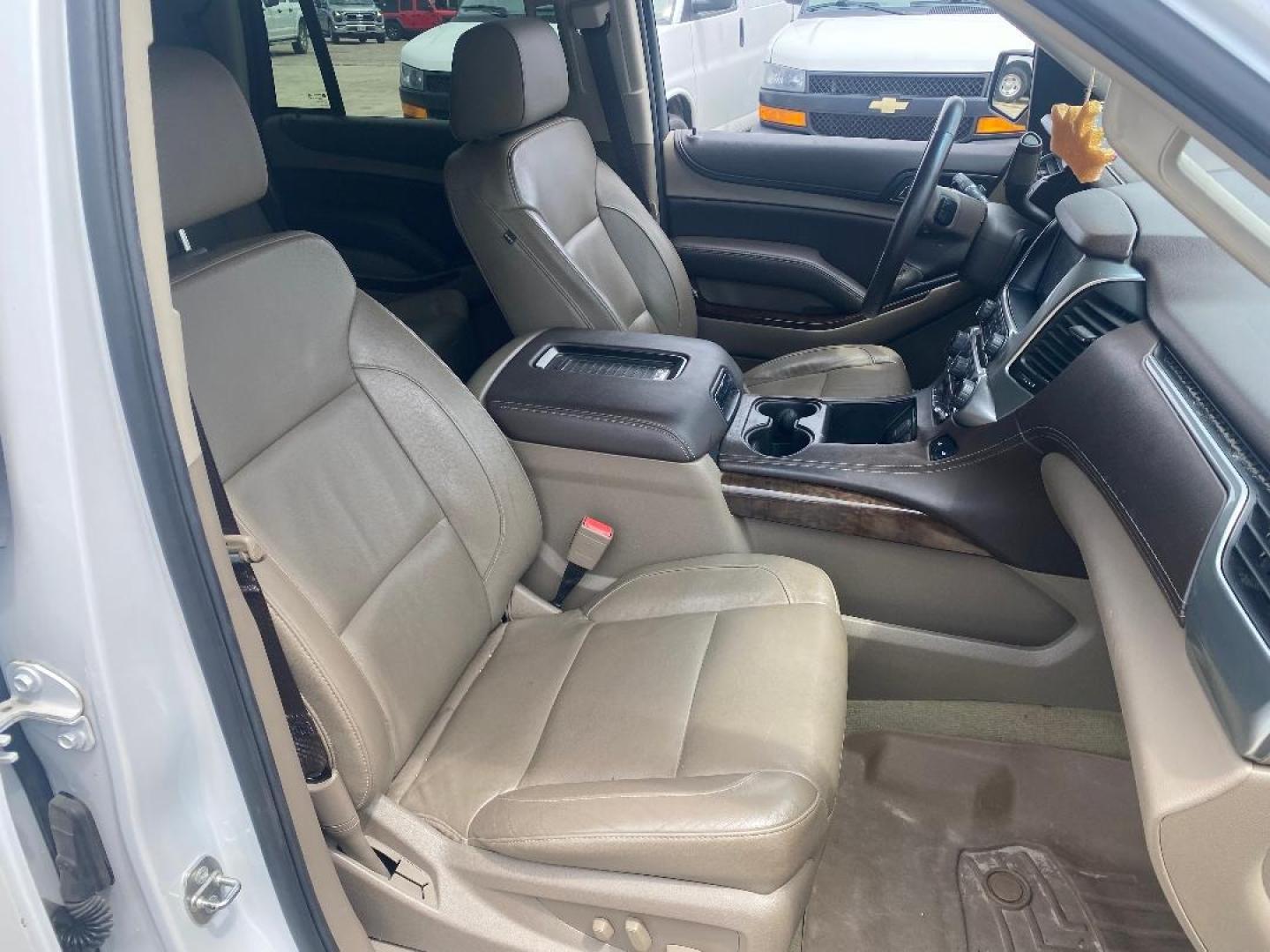 2017 White /Tan Chevrolet Tahoe LT (1GNSCBKC6HR) with an 5.3L V8 F OHV 16V engine, Automatic transmission, located at 1687 Business 35 S, New Braunfels, TX, 78130, (830) 625-7159, 29.655487, -98.051491 - Photo#9