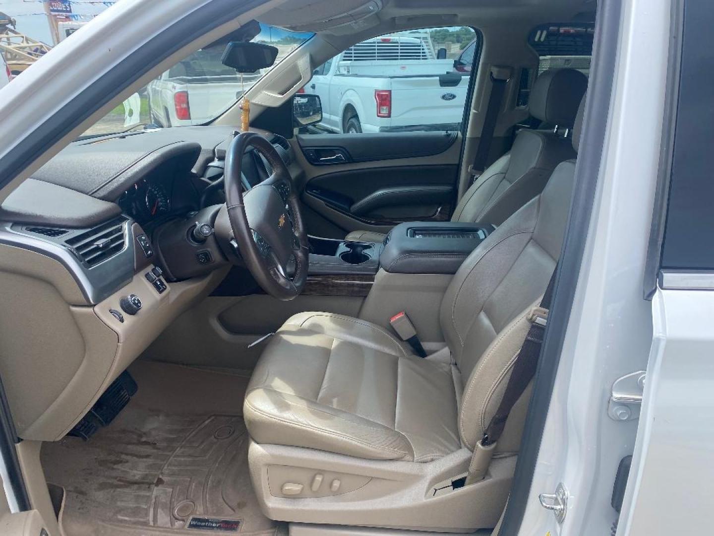 2017 White /Tan Chevrolet Tahoe LT (1GNSCBKC6HR) with an 5.3L V8 F OHV 16V engine, Automatic transmission, located at 1687 Business 35 S, New Braunfels, TX, 78130, (830) 625-7159, 29.655487, -98.051491 - Photo#7