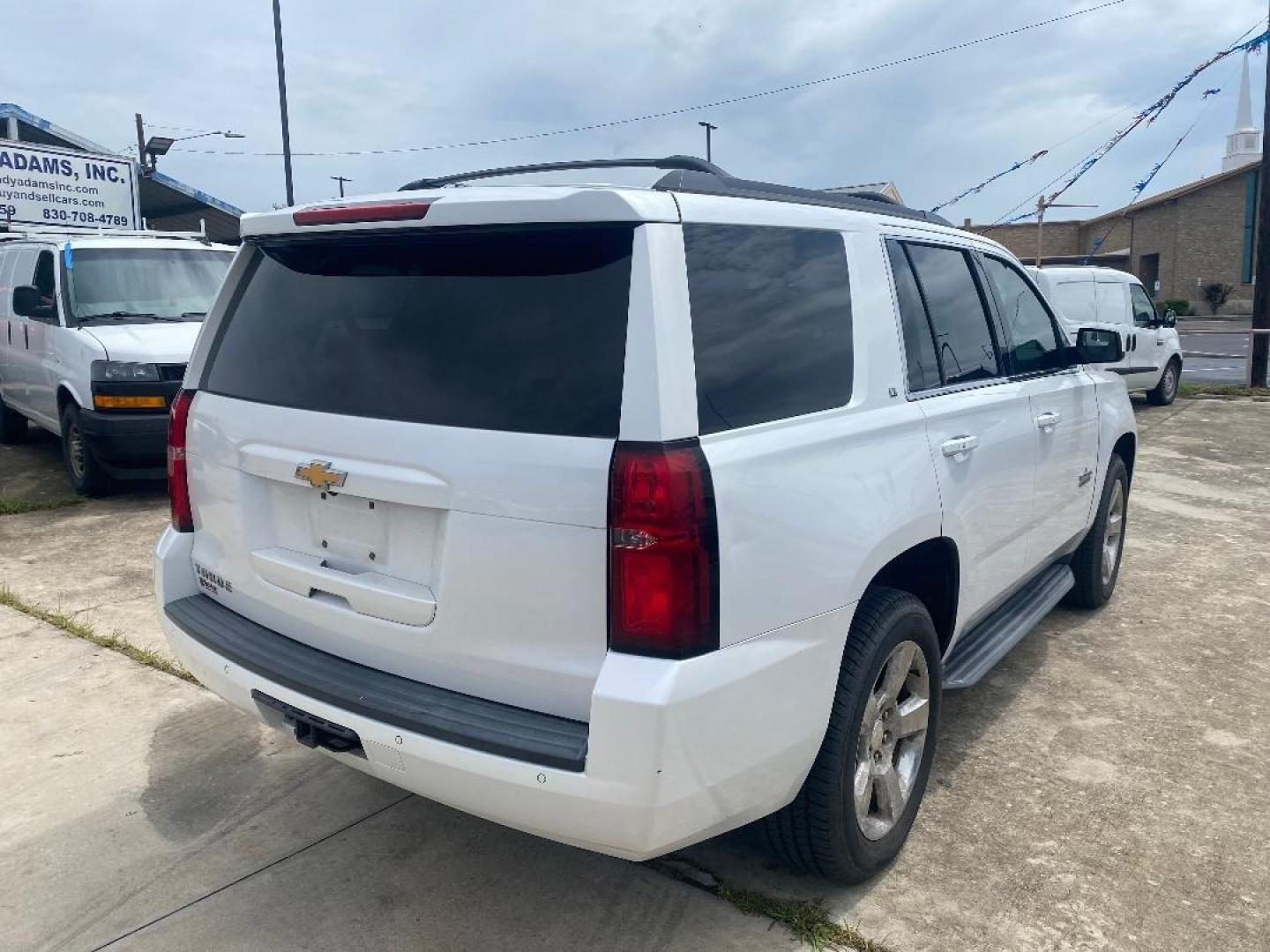 2017 White /Tan Chevrolet Tahoe LT (1GNSCBKC6HR) with an 5.3L V8 F OHV 16V engine, Automatic transmission, located at 1687 Business 35 S, New Braunfels, TX, 78130, (830) 625-7159, 29.655487, -98.051491 - Photo#4