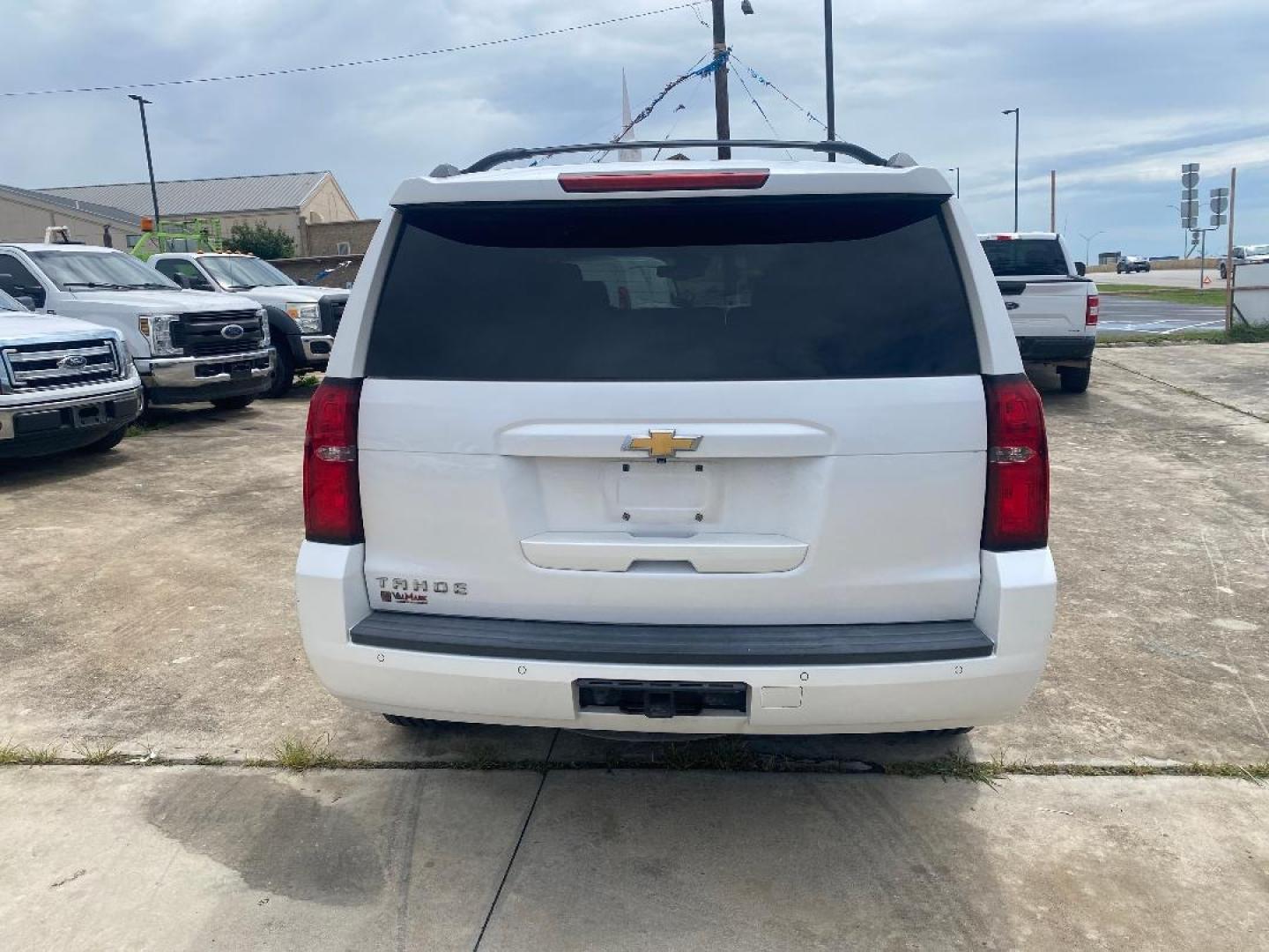 2017 White /Tan Chevrolet Tahoe LT (1GNSCBKC6HR) with an 5.3L V8 F OHV 16V engine, Automatic transmission, located at 1687 Business 35 S, New Braunfels, TX, 78130, (830) 625-7159, 29.655487, -98.051491 - Photo#3