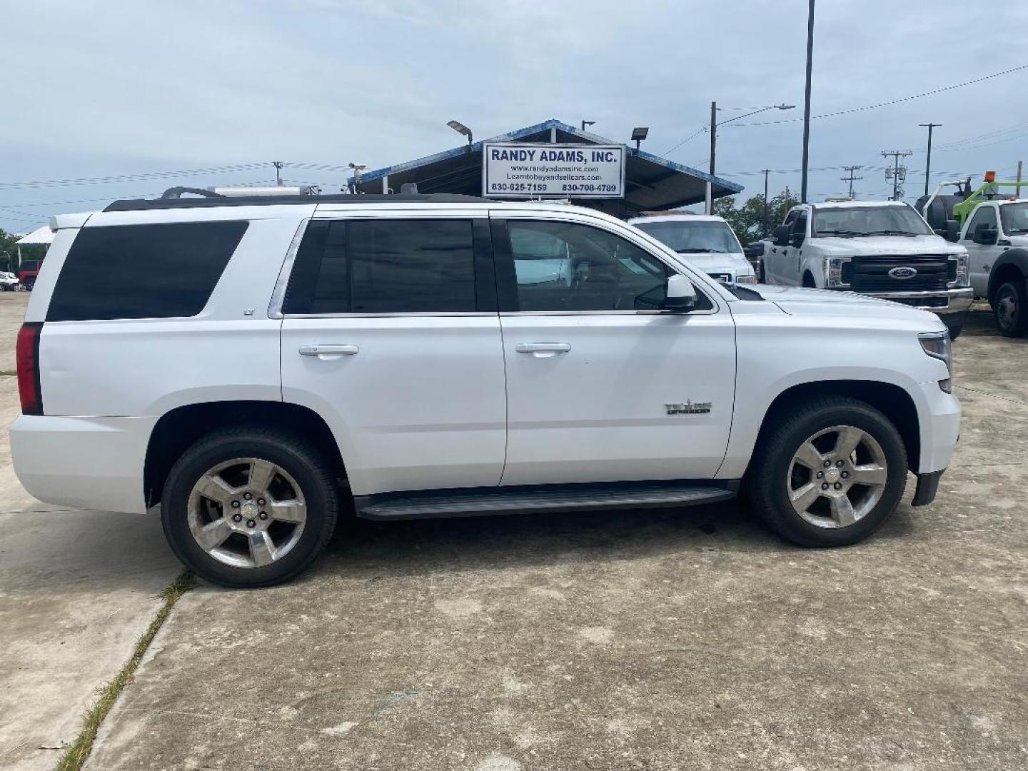 2017 White /Tan Chevrolet Tahoe LT (1GNSCBKC6HR) with an 5.3L V8 F OHV 16V engine, Automatic transmission, located at 1687 Business 35 S, New Braunfels, TX, 78130, (830) 625-7159, 29.655487, -98.051491 - Photo#5