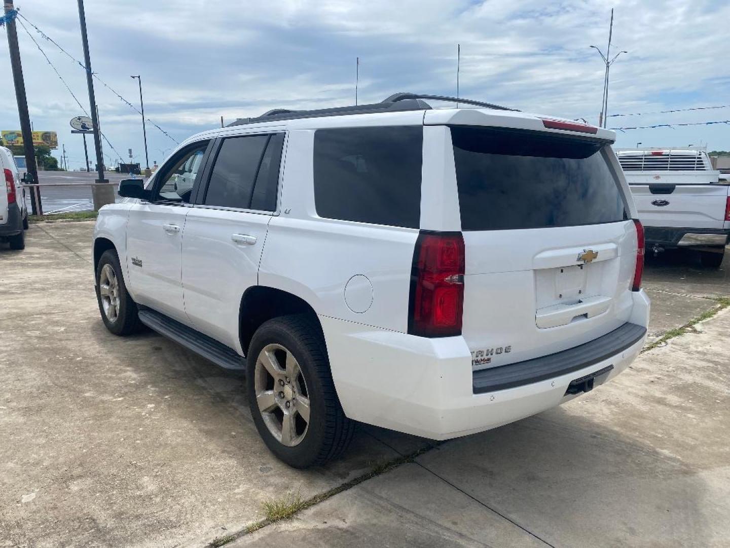 2017 White /Tan Chevrolet Tahoe LT (1GNSCBKC6HR) with an 5.3L V8 F OHV 16V engine, Automatic transmission, located at 1687 Business 35 S, New Braunfels, TX, 78130, (830) 625-7159, 29.655487, -98.051491 - Photo#2