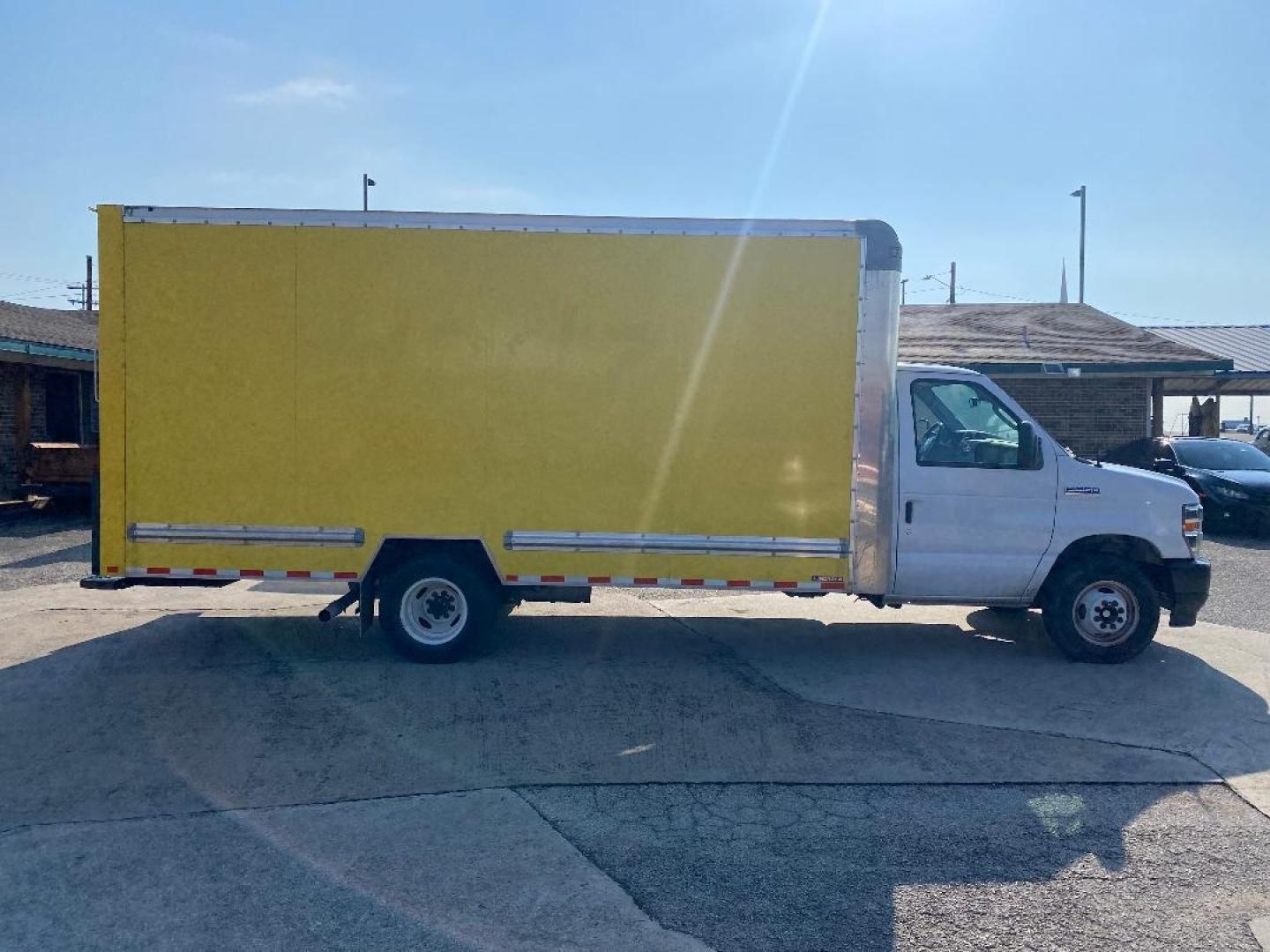 2022 Yellow Ford Econoline (1FDWE3FK9ND) , located at 1687 Business 35 S, New Braunfels, TX, 78130, (830) 625-7159, 29.655487, -98.051491 - Photo#7