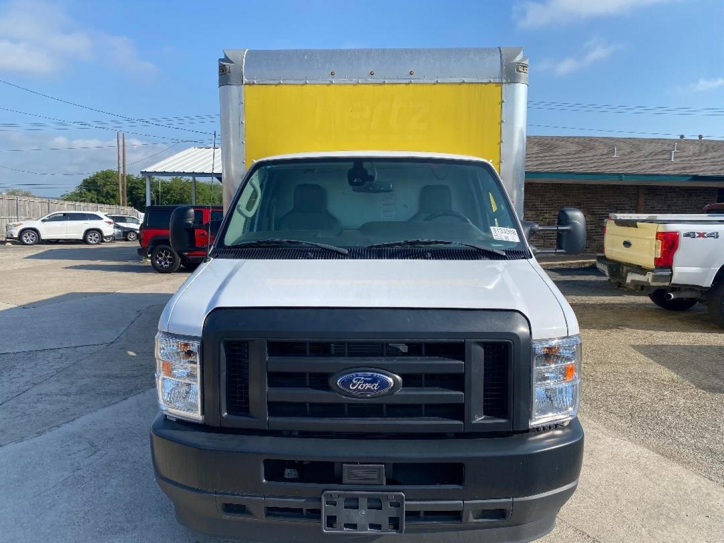 2022 Yellow Ford Econoline (1FDWE3FK9ND) , located at 1687 Business 35 S, New Braunfels, TX, 78130, (830) 625-7159, 29.655487, -98.051491 - Photo#8