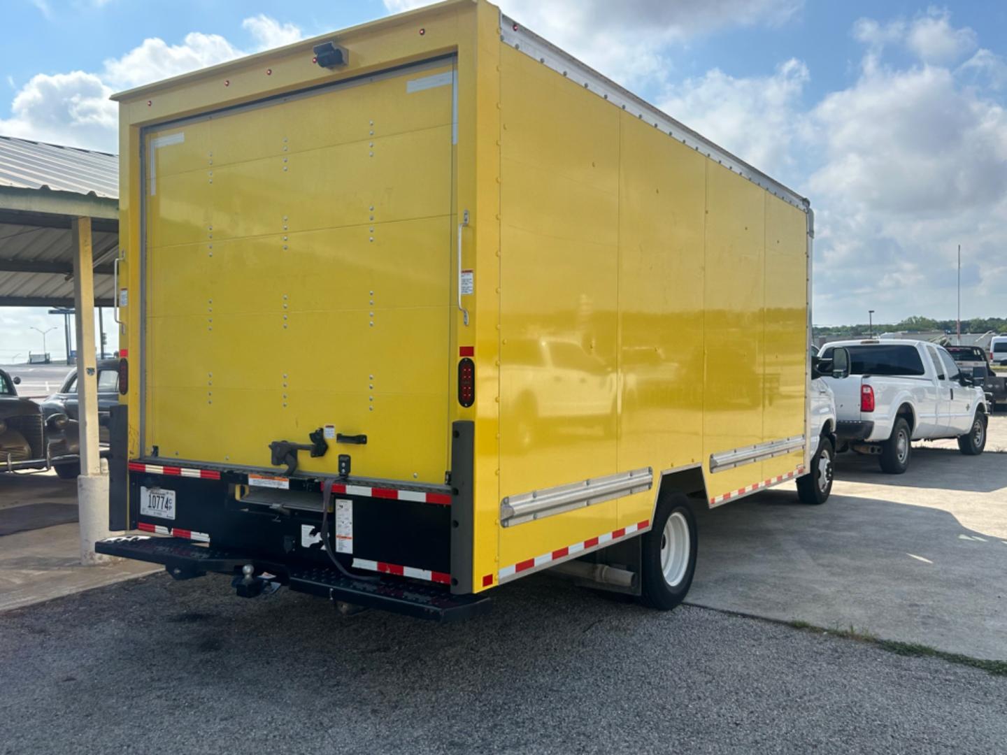 2022 White Ford Econoline E-350 Super Duty (1FDWE3FK8ND) with an 7.3LV8 OHV 16V engine, located at 1687 Business 35 S, New Braunfels, TX, 78130, (830) 625-7159, 29.655487, -98.051491 - Photo#5