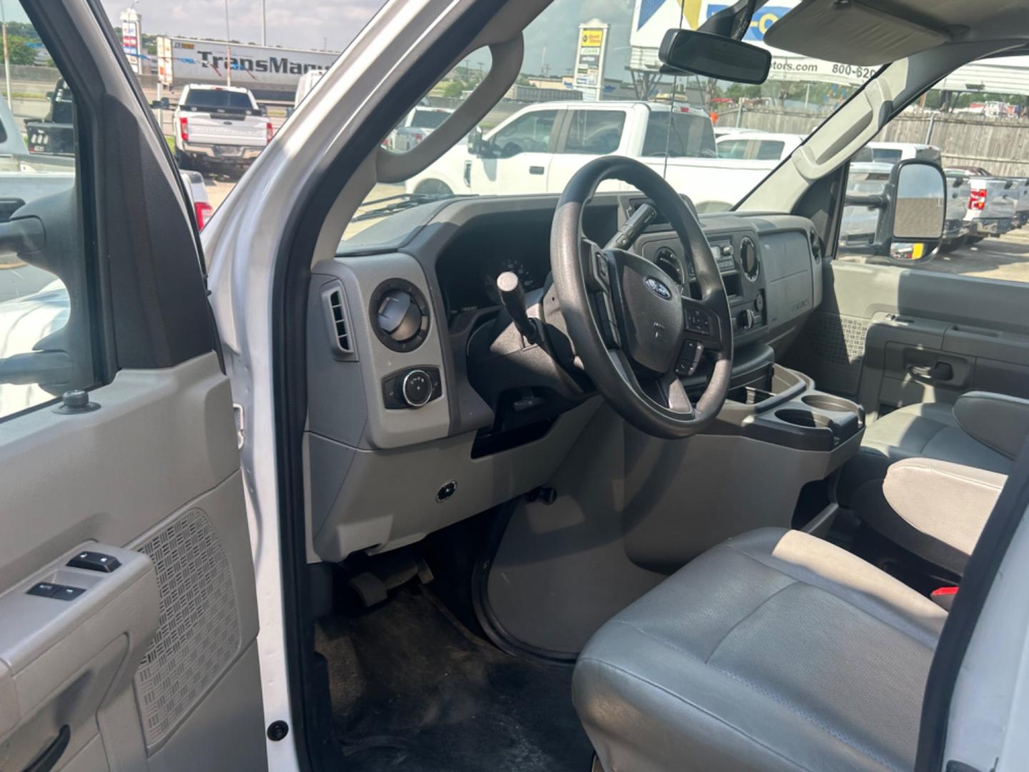 2022 White Ford Econoline E-350 Super Duty (1FDWE3FK8ND) with an 7.3LV8 OHV 16V engine, located at 1687 Business 35 S, New Braunfels, TX, 78130, (830) 625-7159, 29.655487, -98.051491 - Photo#9