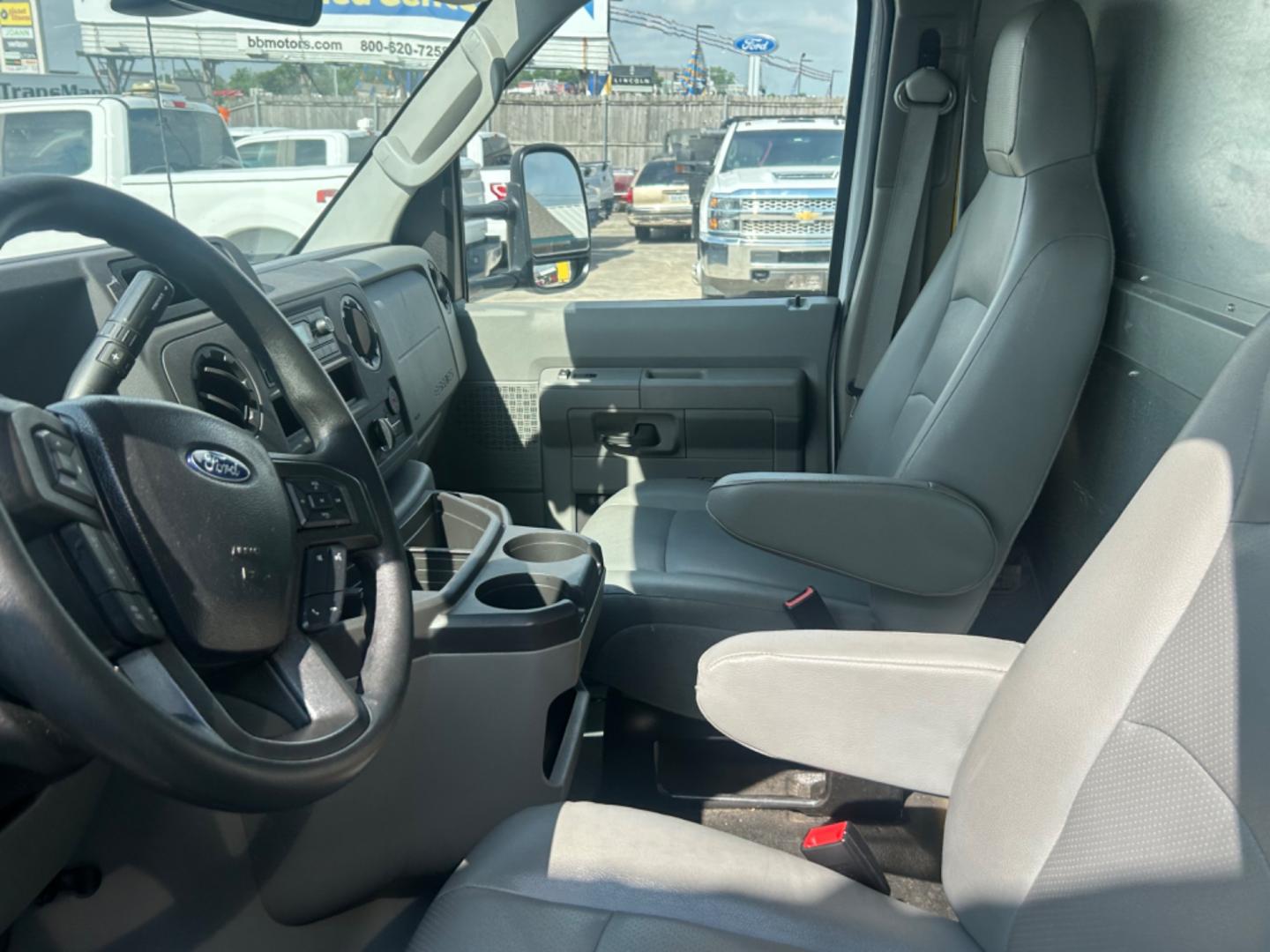 2022 White Ford Econoline E-350 Super Duty (1FDWE3FK8ND) with an 7.3LV8 OHV 16V engine, located at 1687 Business 35 S, New Braunfels, TX, 78130, (830) 625-7159, 29.655487, -98.051491 - Photo#10