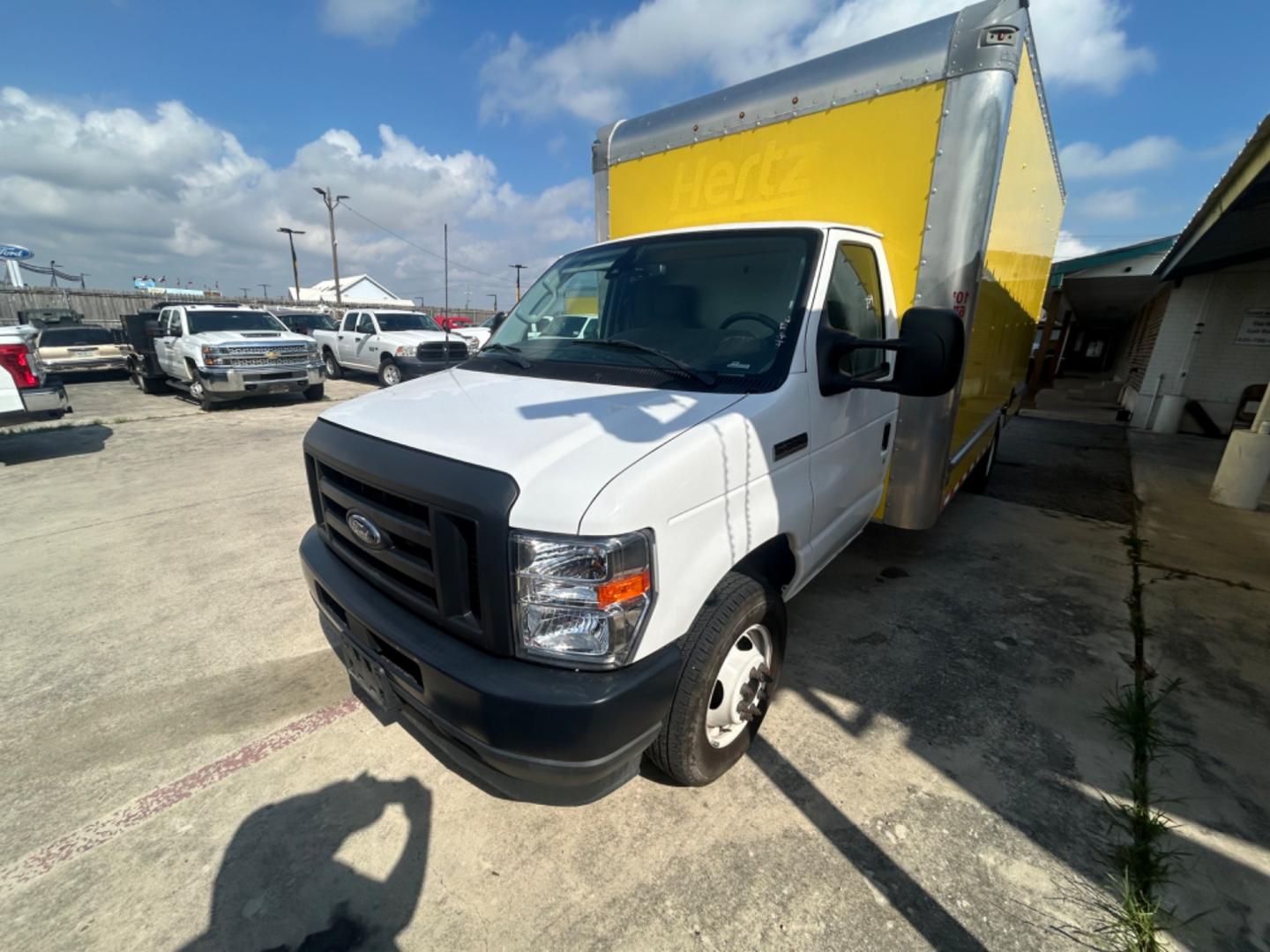 2022 White Ford Econoline E-350 Super Duty (1FDWE3FK8ND) with an 7.3LV8 OHV 16V engine, located at 1687 Business 35 S, New Braunfels, TX, 78130, (830) 625-7159, 29.655487, -98.051491 - Photo#0