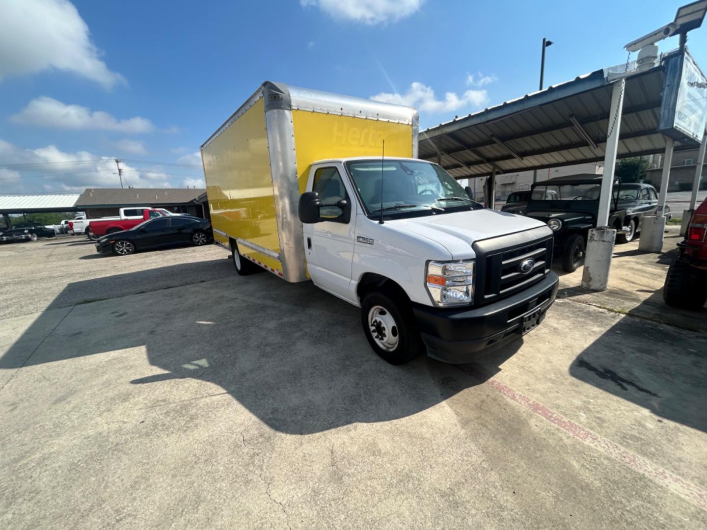 2022 White Ford Econoline E-350 Super Duty (1FDWE3FK8ND) with an 7.3LV8 OHV 16V engine, located at 1687 Business 35 S, New Braunfels, TX, 78130, (830) 625-7159, 29.655487, -98.051491 - Photo#1