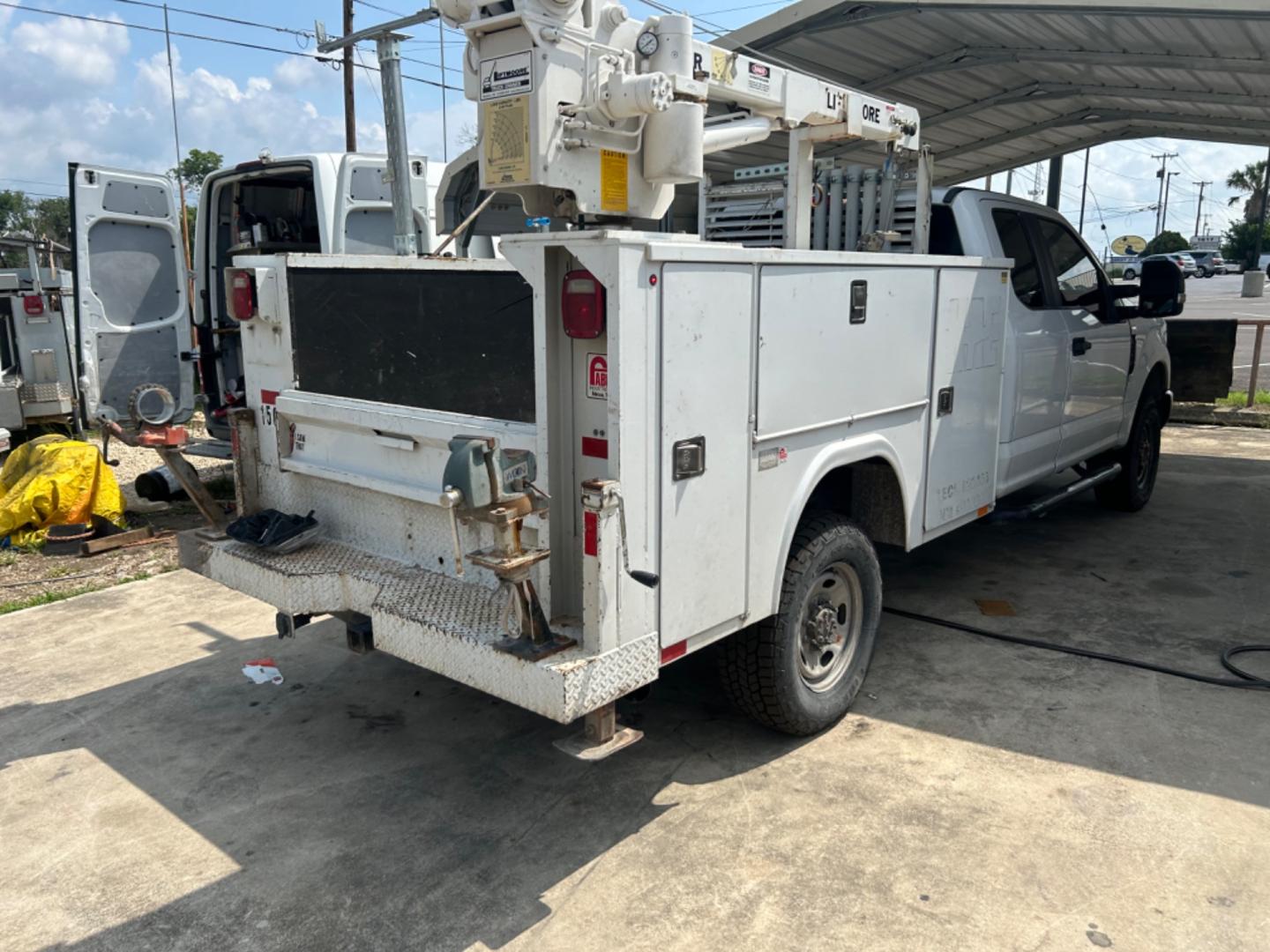 2019 White Ford F-350 SD Lariat SuperCab 4WD (1FT8X3B61KE) with an 6.2L V8 OHV 16V engine, 6A transmission, located at 1687 Business 35 S, New Braunfels, TX, 78130, (830) 625-7159, 29.655487, -98.051491 - Photo#3