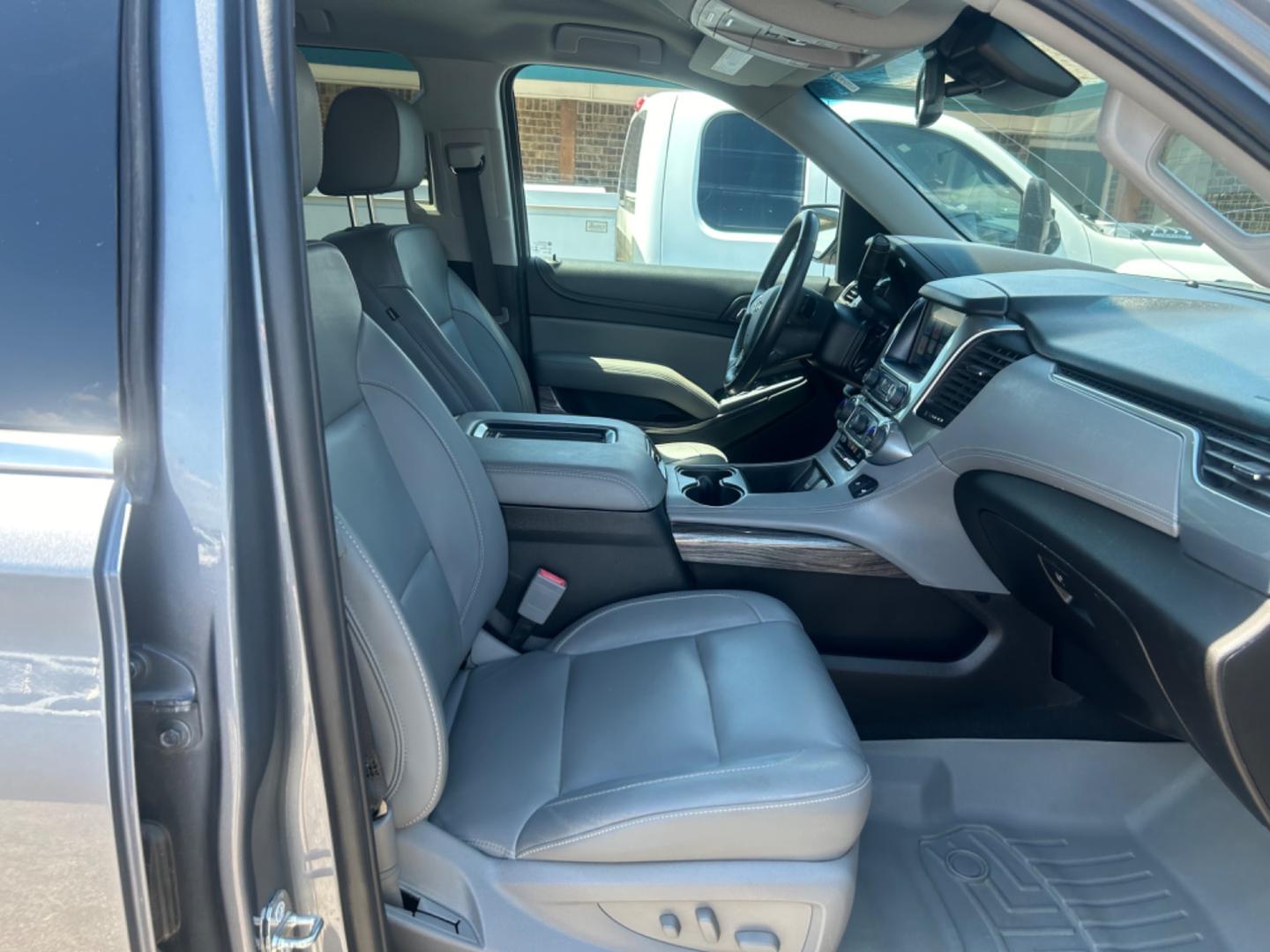 2018 Chevrolet Tahoe (1GNSCBKC6JR) , located at 1687 Business 35 S, New Braunfels, TX, 78130, (830) 625-7159, 29.655487, -98.051491 - Photo#3