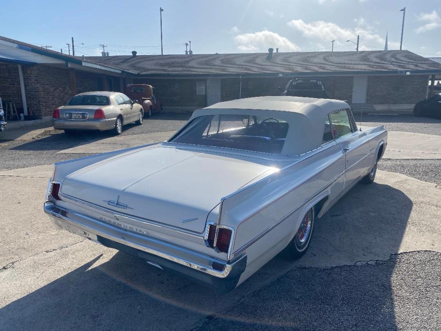 1963 White /Red Oldsmobile Dynamic 88 (632M59781) , located at 1687 Business 35 S, New Braunfels, TX, 78130, (830) 625-7159, 29.655487, -98.051491 - Photo#7