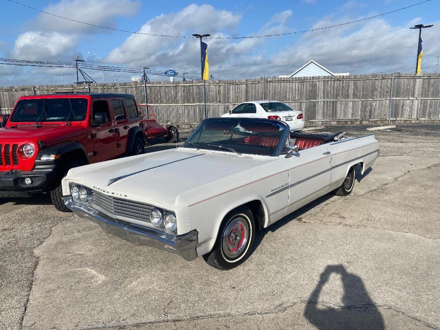 1963 White /Red Oldsmobile Dynamic 88 (632M59781) , located at 1687 Business 35 S, New Braunfels, TX, 78130, (830) 625-7159, 29.655487, -98.051491 - Photo#0