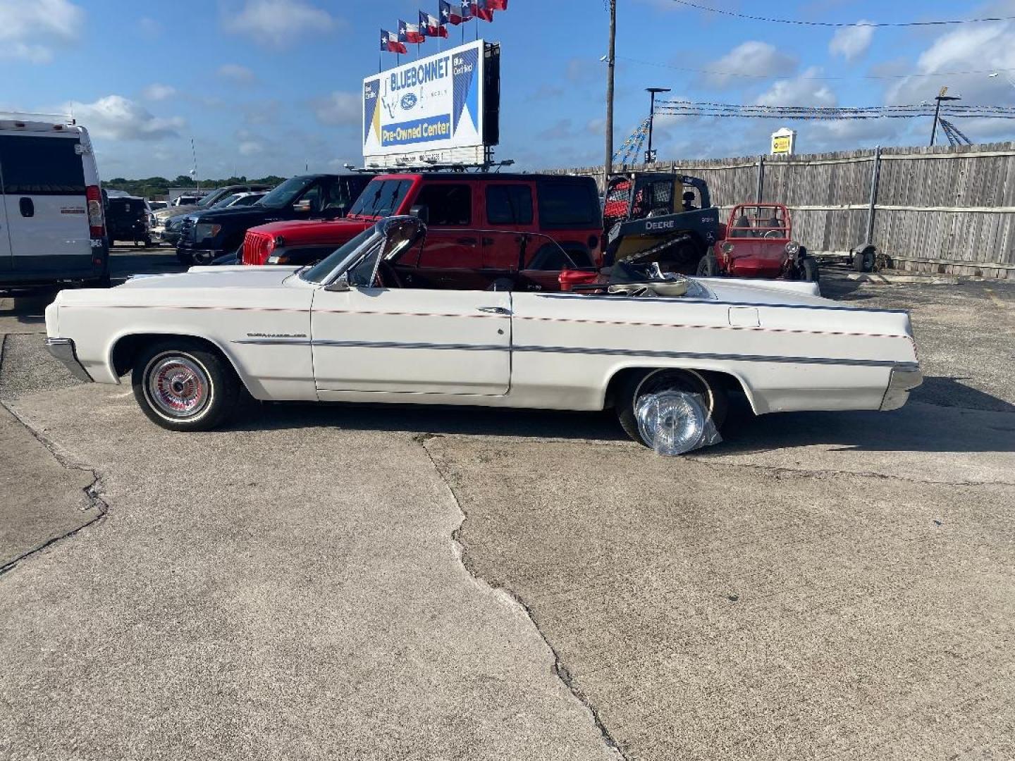 1963 White /Red Oldsmobile Dynamic 88 (632M59781) , located at 1687 Business 35 S, New Braunfels, TX, 78130, (830) 625-7159, 29.655487, -98.051491 - Photo#3