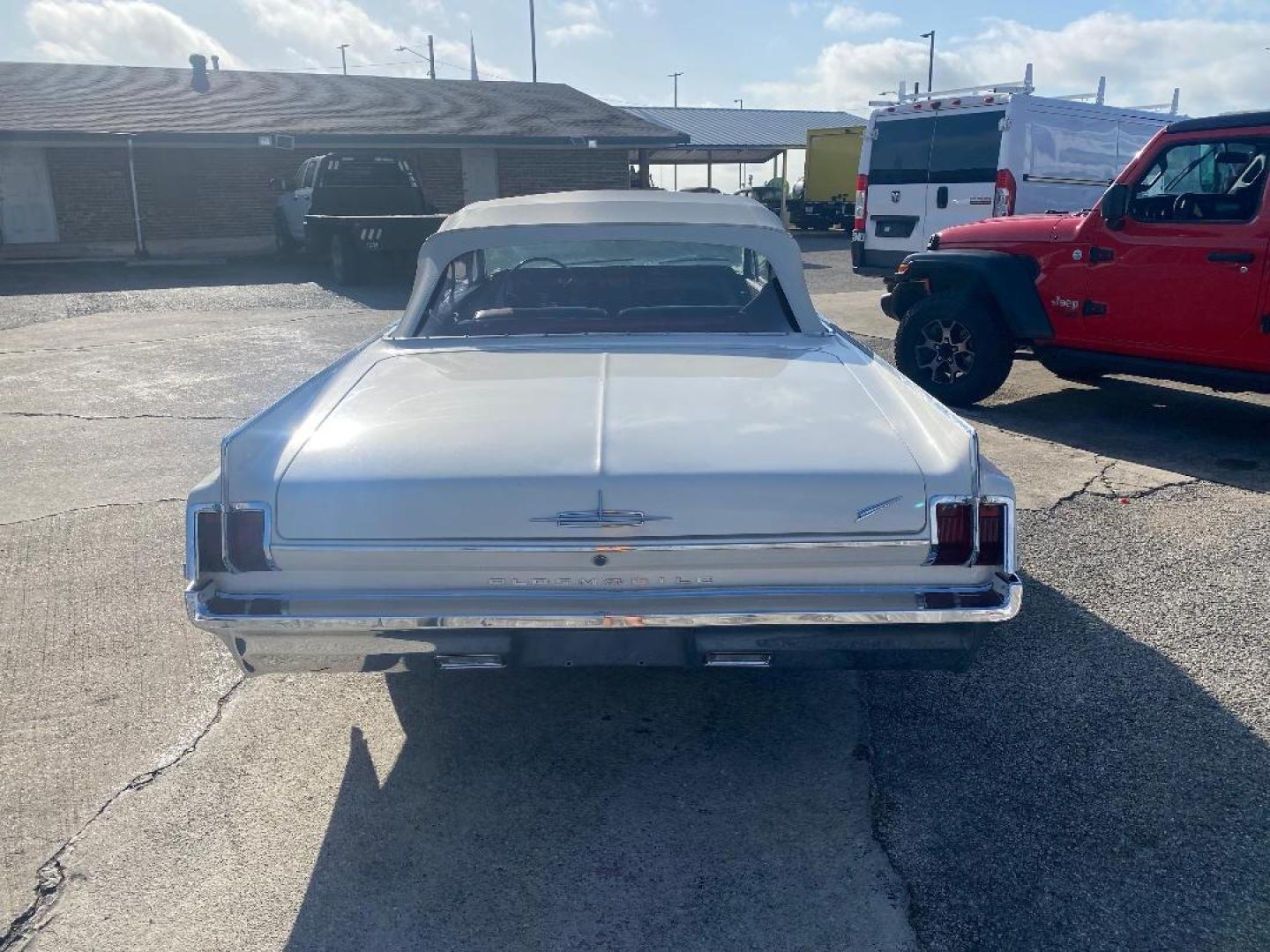 1963 White /Red Oldsmobile Dynamic 88 (632M59781) , located at 1687 Business 35 S, New Braunfels, TX, 78130, (830) 625-7159, 29.655487, -98.051491 - Photo#6