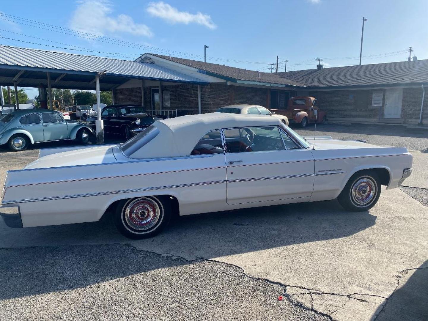 1963 White /Red Oldsmobile Dynamic 88 (632M59781) , located at 1687 Business 35 S, New Braunfels, TX, 78130, (830) 625-7159, 29.655487, -98.051491 - Photo#8