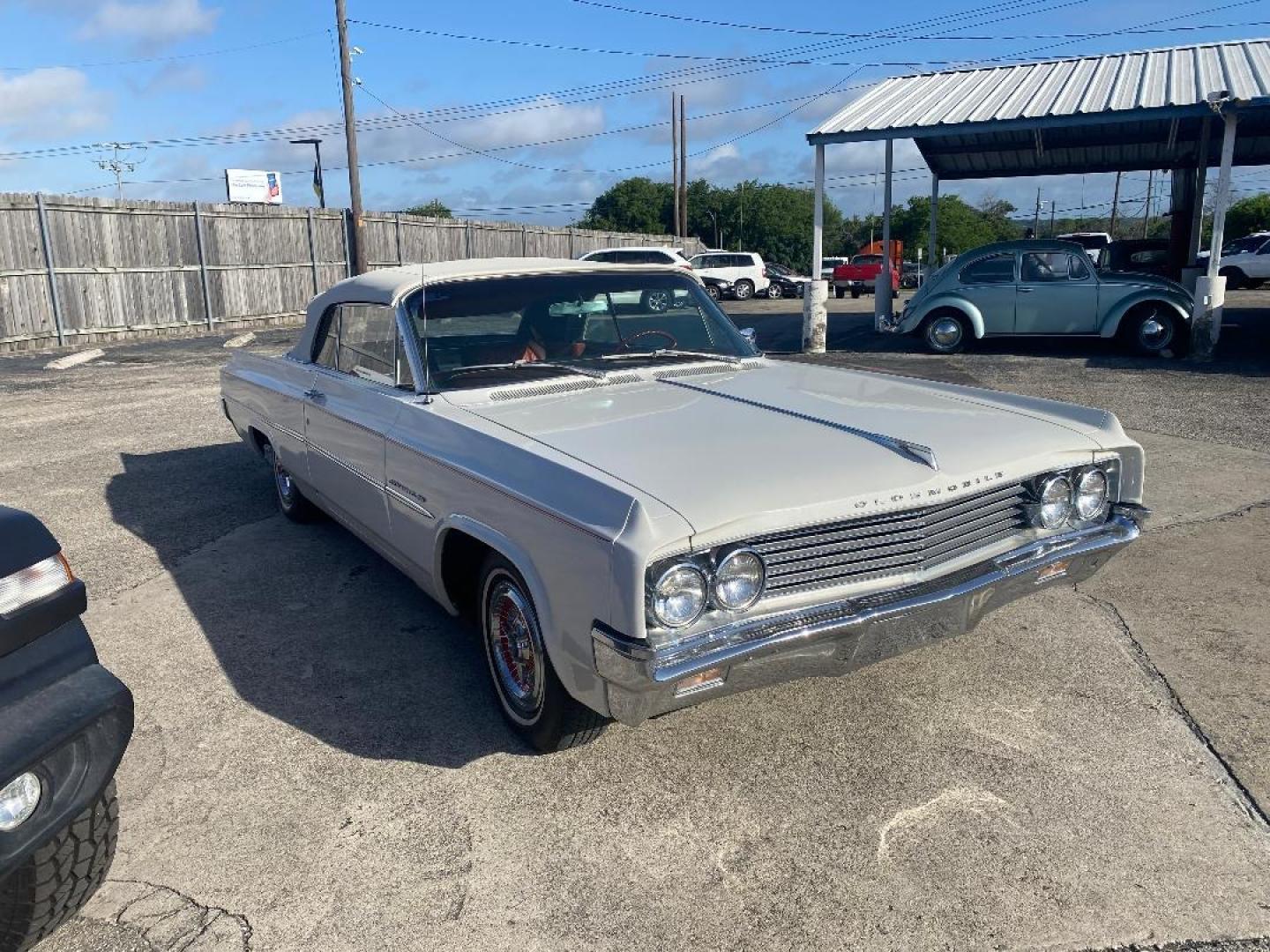 1963 White /Red Oldsmobile Dynamic 88 (632M59781) , located at 1687 Business 35 S, New Braunfels, TX, 78130, (830) 625-7159, 29.655487, -98.051491 - Photo#9