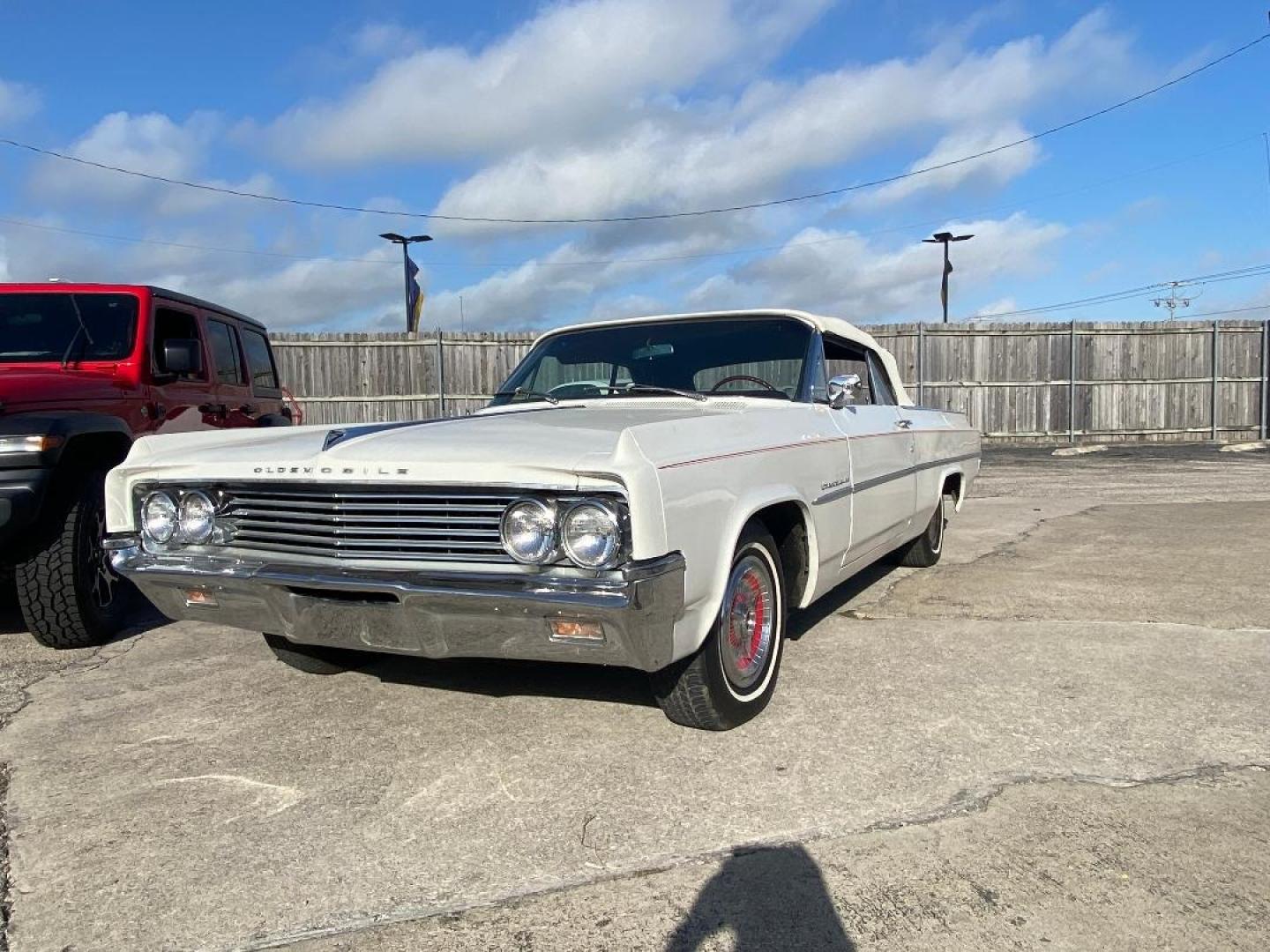 1963 White /Red Oldsmobile Dynamic 88 (632M59781) , located at 1687 Business 35 S, New Braunfels, TX, 78130, (830) 625-7159, 29.655487, -98.051491 - Photo#1